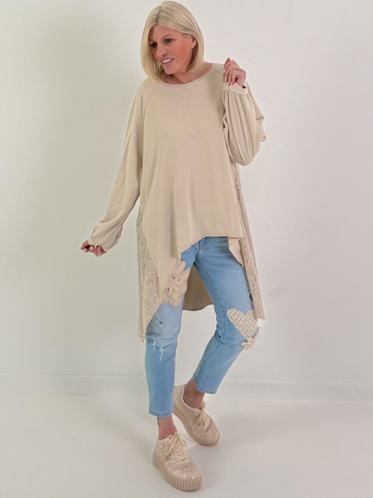 Oversized Long-Shirt mit seitlichen Spitzeneinsätzen - beige