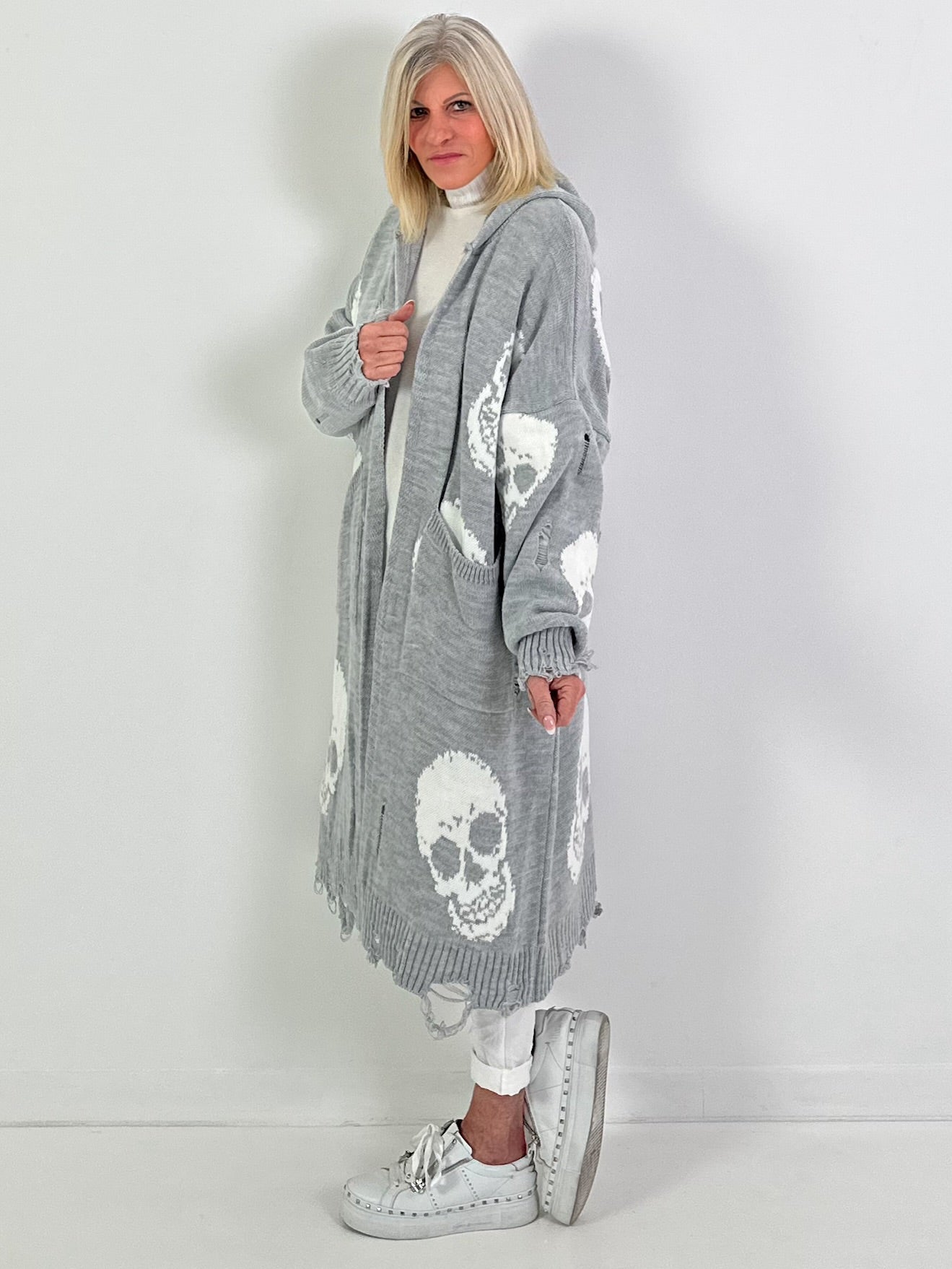 Oversized Strickmantel mit Kapuze Modell "Skull" - grau-weiss
