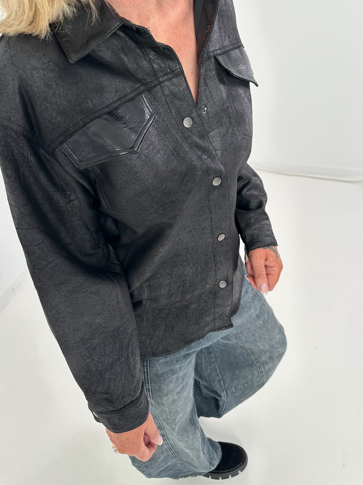 Lässiges Leder-Optik Hemd mit Pattentaschen - schwarz