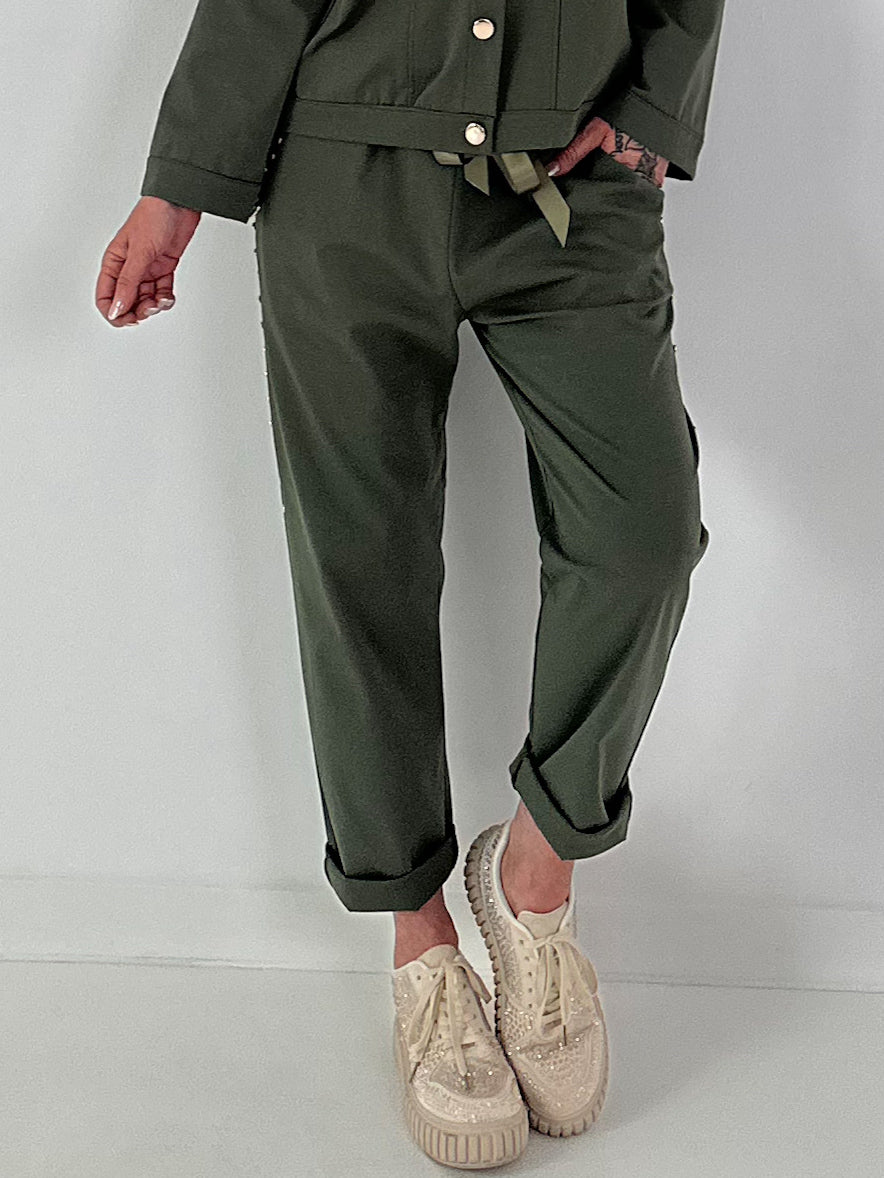 Hose mit goldenen Nieten-Details - oliv