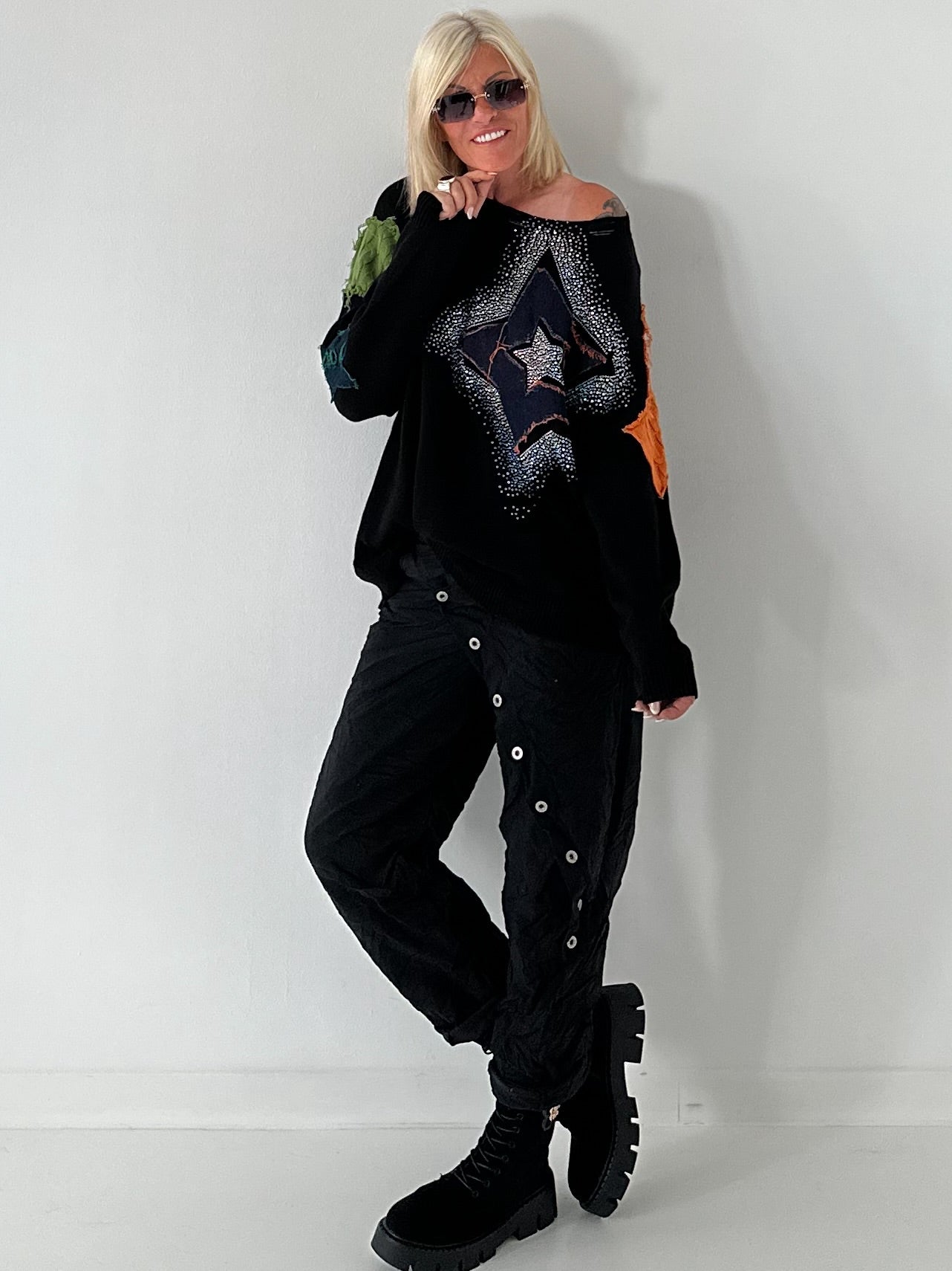 Trendy sweater with many details - black