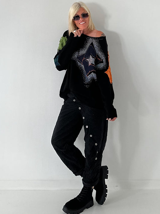 Trendiger Pullover mit vielen Details - schwarz