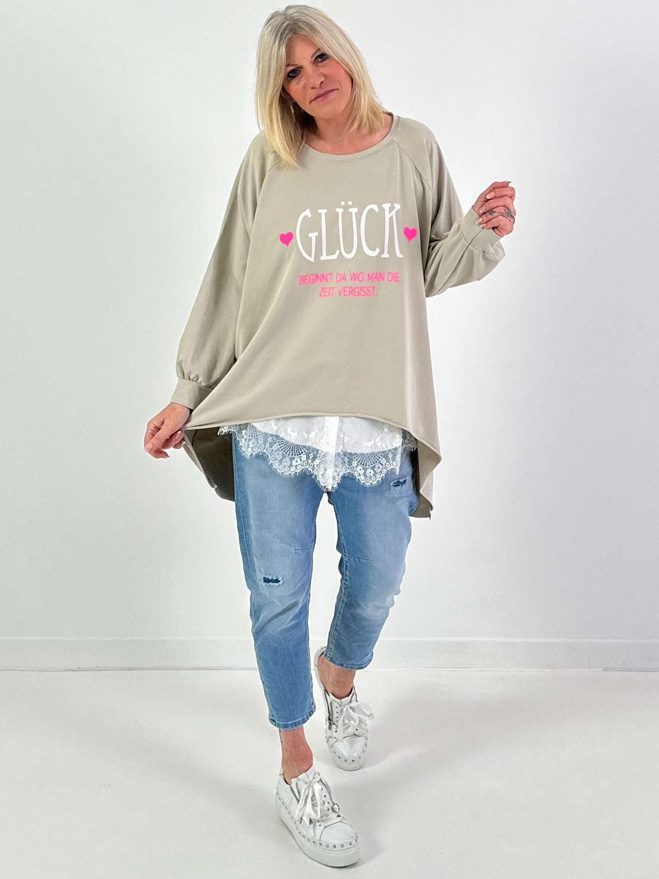 Oversized stonewashed Sweatshirt Modell "Glück..." - beige