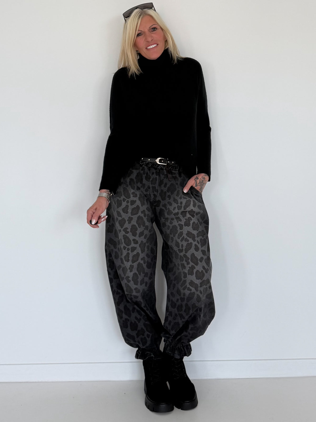 Jeans-Pumphose im Allover-Leoprint mit Gürtel - used-black ( lieferbar ab ca.09.10.26)