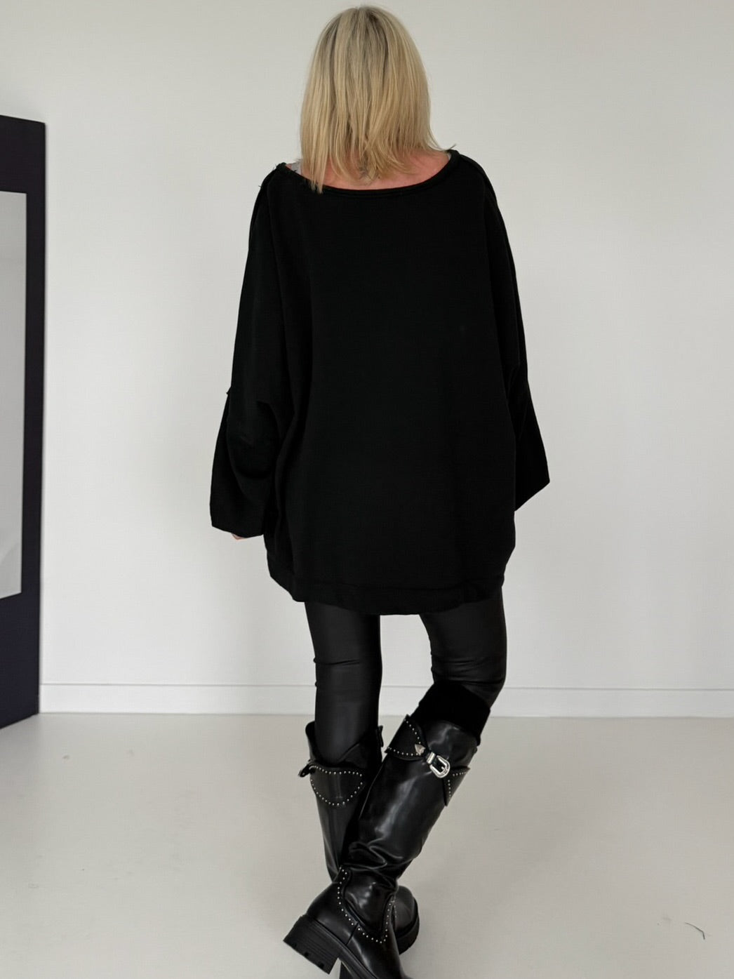Oversized Sweater mit V-Neck und Inside-Out-Nähten - schwarz ( lieferbar ab ca. 16.10.26)