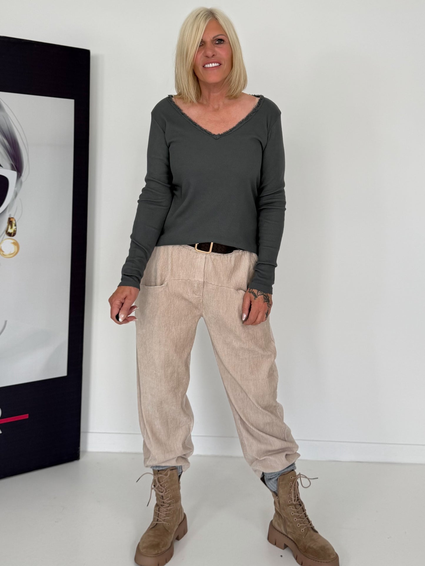 Rippshirt mit fransigem V-Ausschnitt - anthrazit