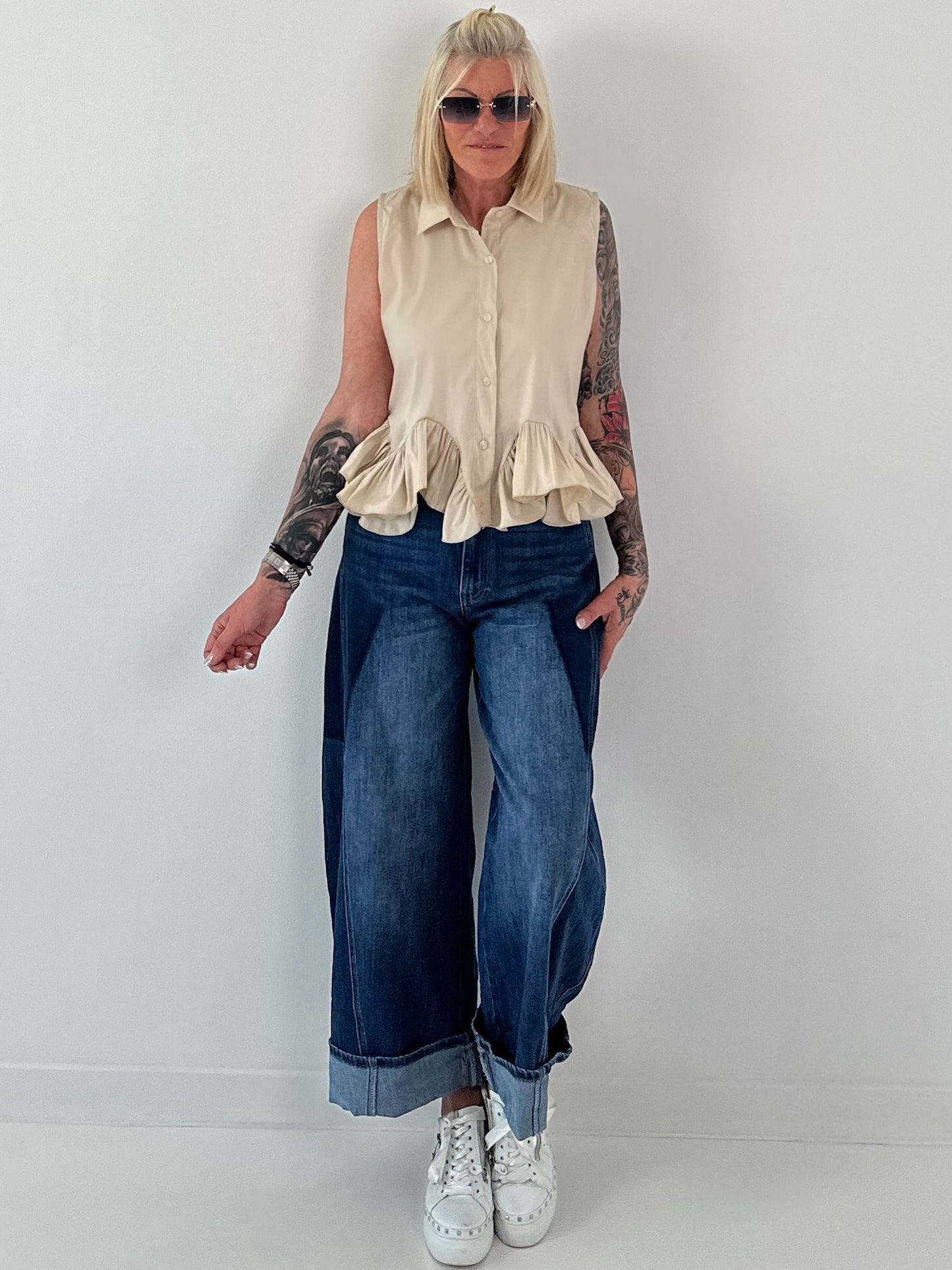 Ärmellose Bluse mit Volants  - beige
