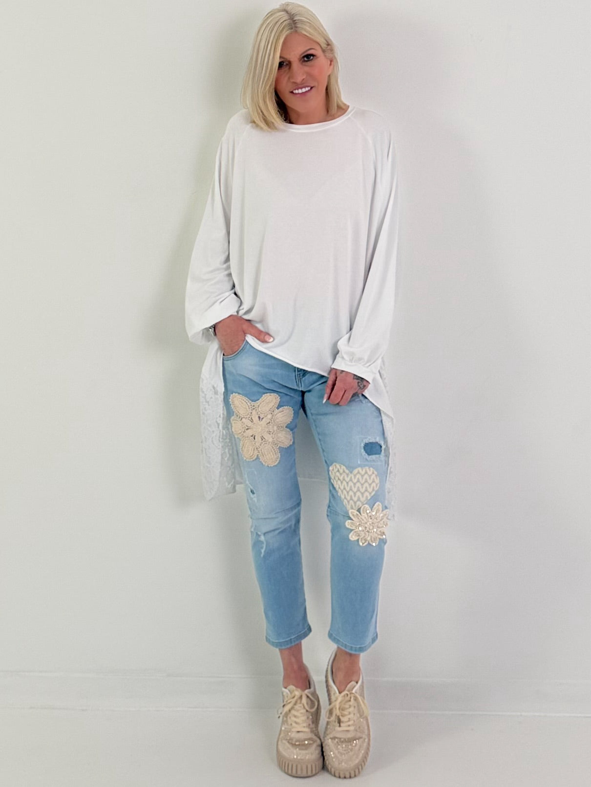 Oversized Long-Shirt mit seitlichen Spitzeneinsätzen - weiss