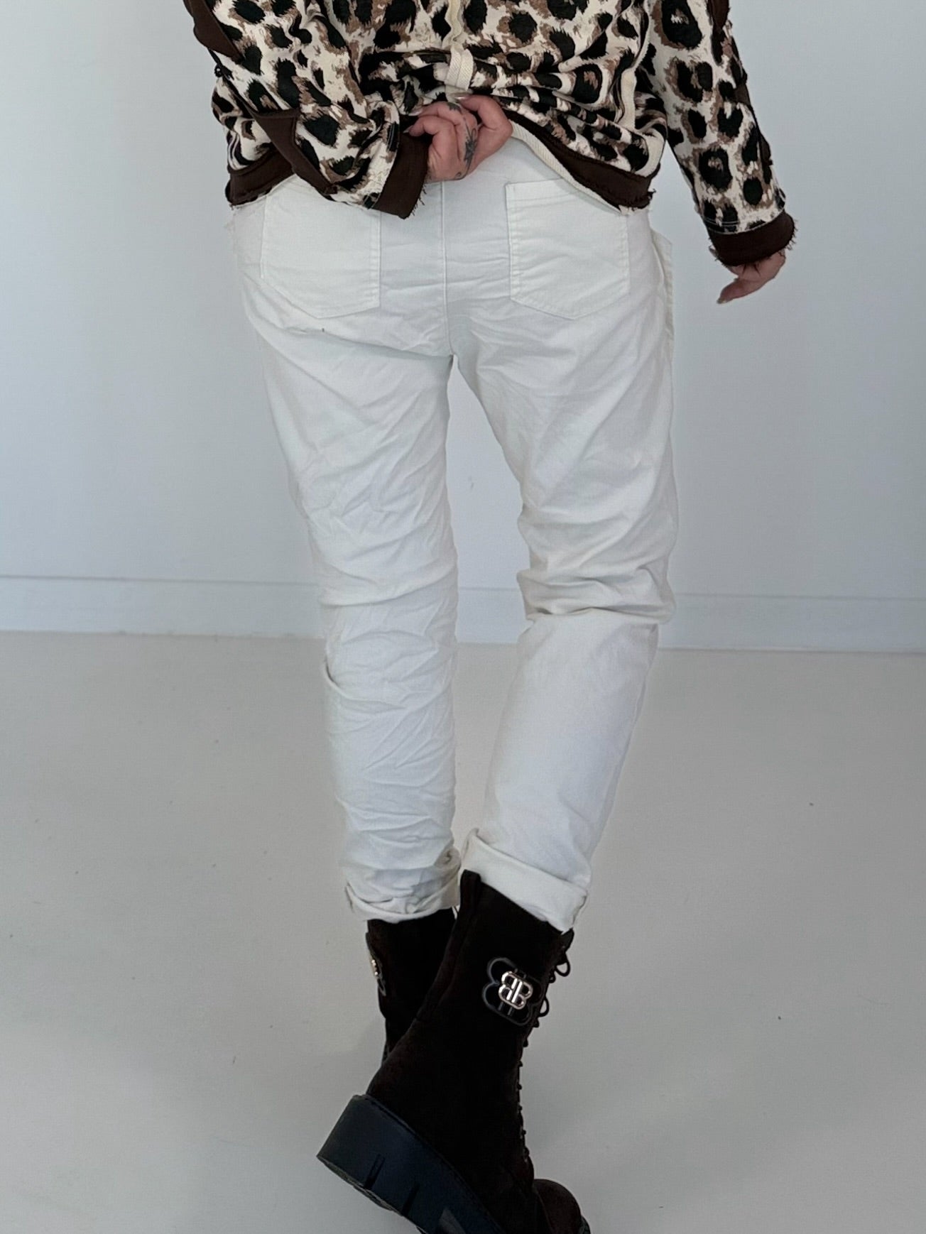 Hose mit elastischem Bund und seitlichen Knopfleisten - creme