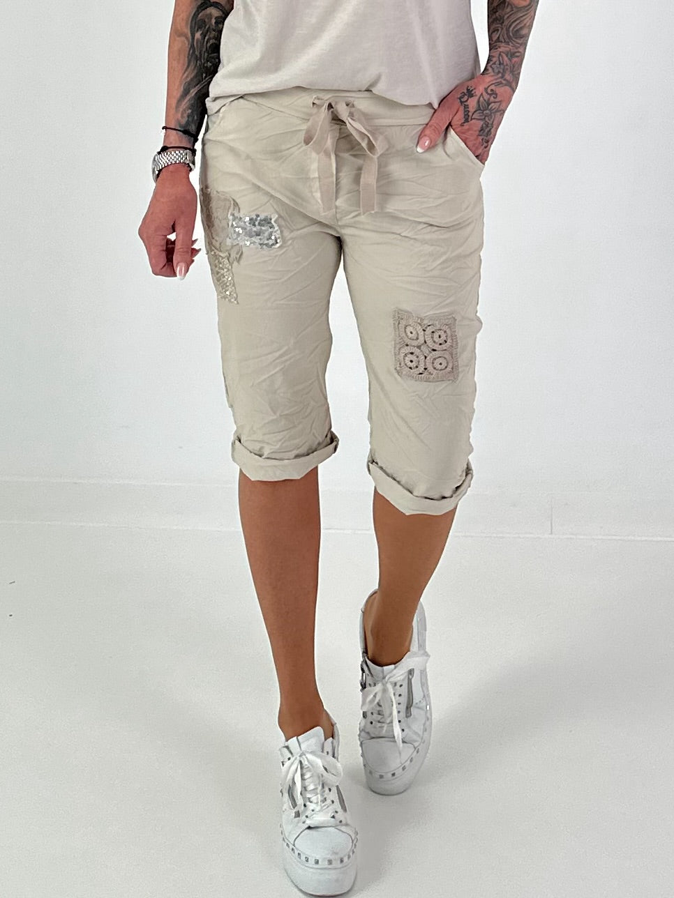 Shorts with patches - beige