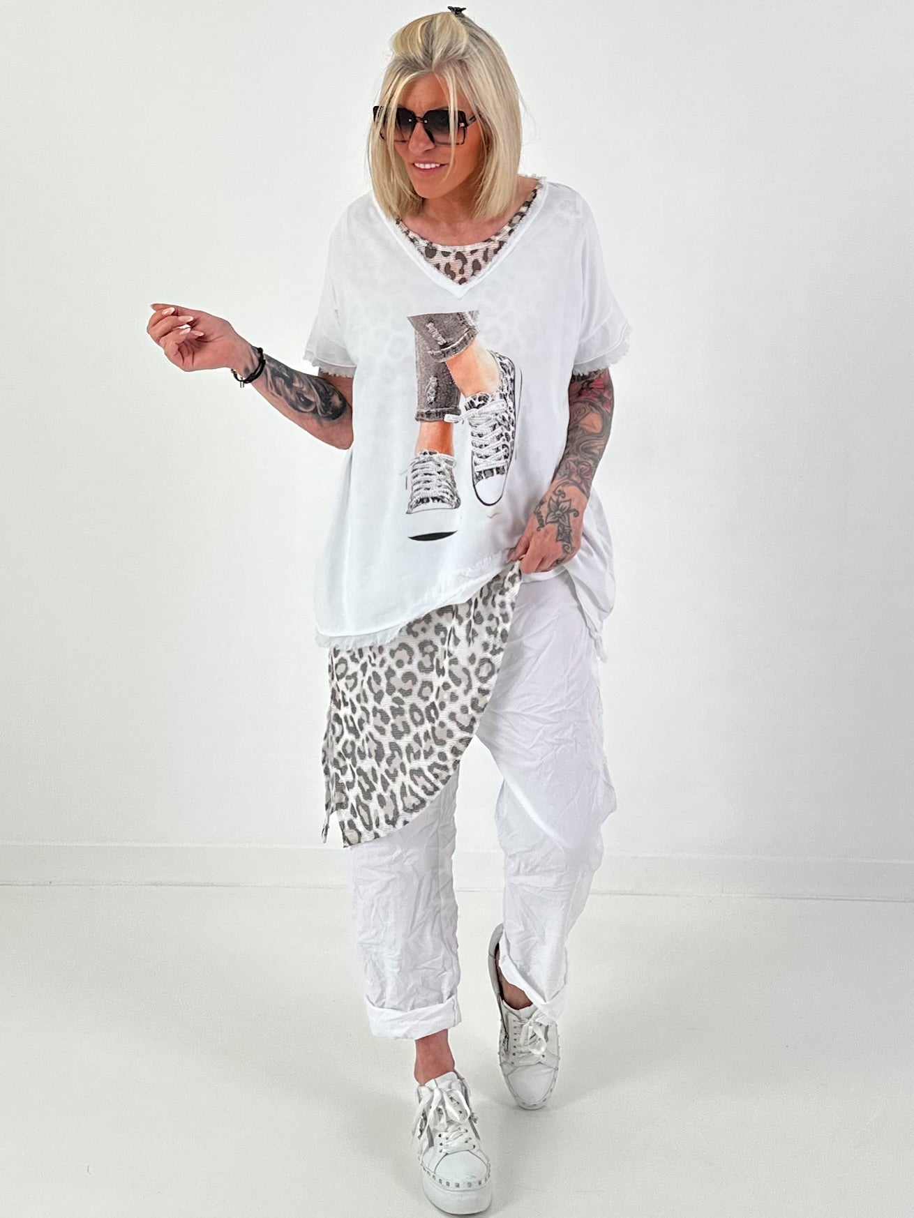 T-Shirt mit Schuhprint und Glitzerdetails - weiss-beige