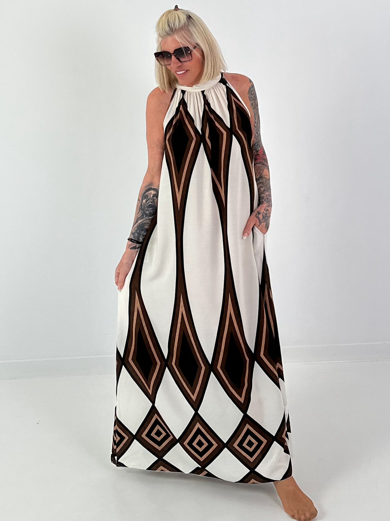Neckholder Kleid mit All-Over Muster - ecru-braun-mehrfarbig
