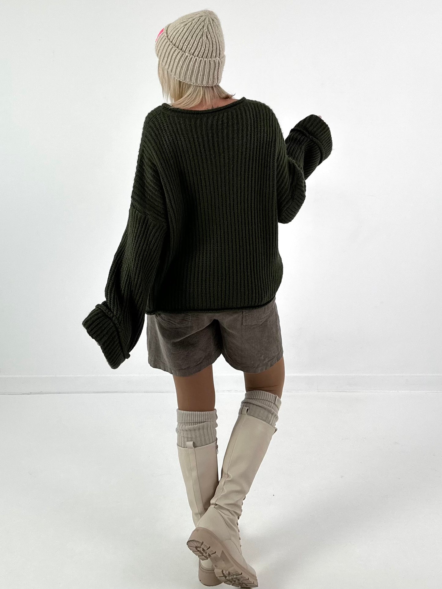 V-hals trui met wijde mouwen, model "Soft Horizon" - olijfgroen