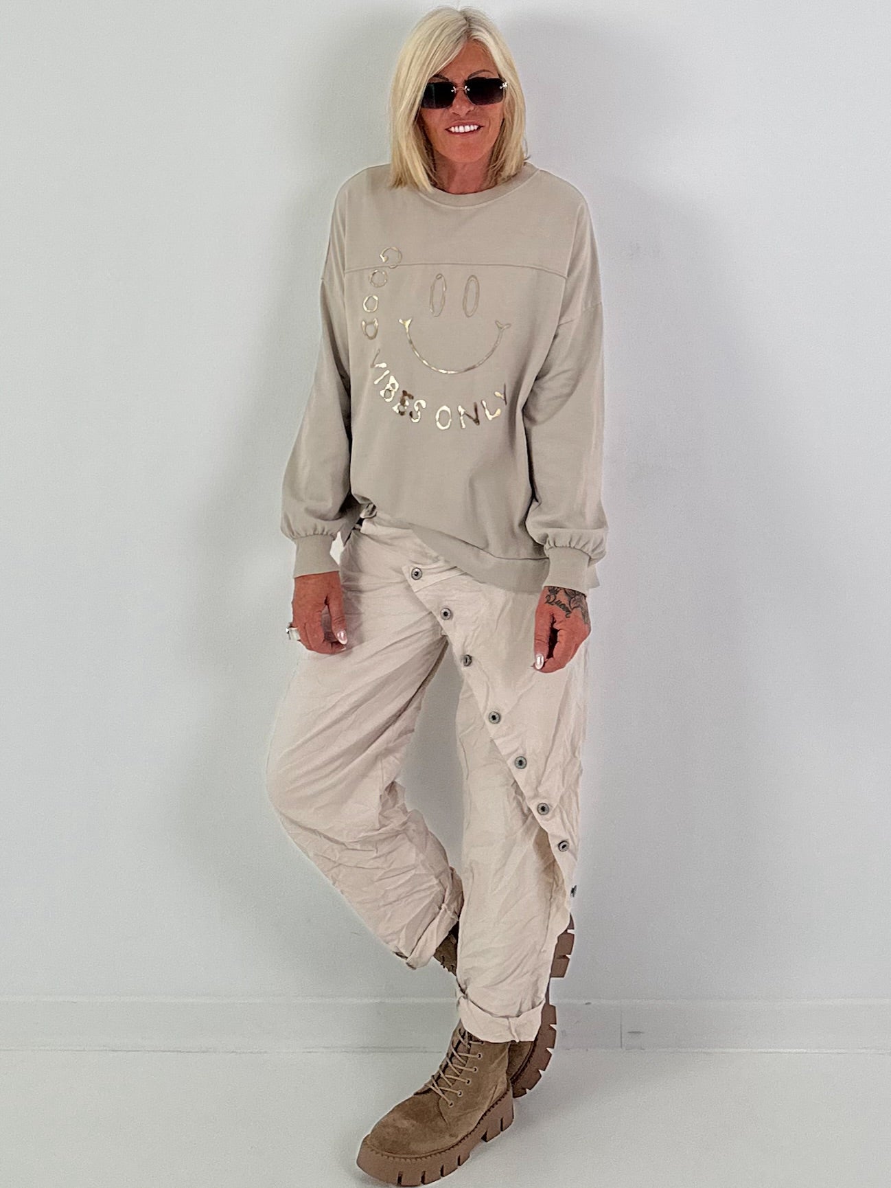 Hose mit elastischem Bund und Knopfleiste quer - beige