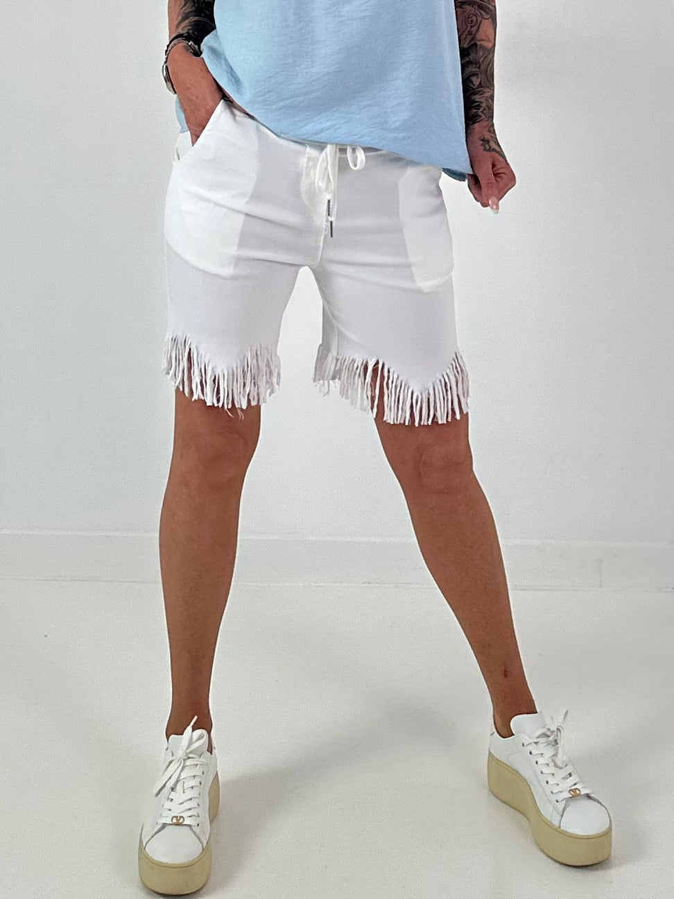 Kurze Hose mit fransigem Abschluss - weiss