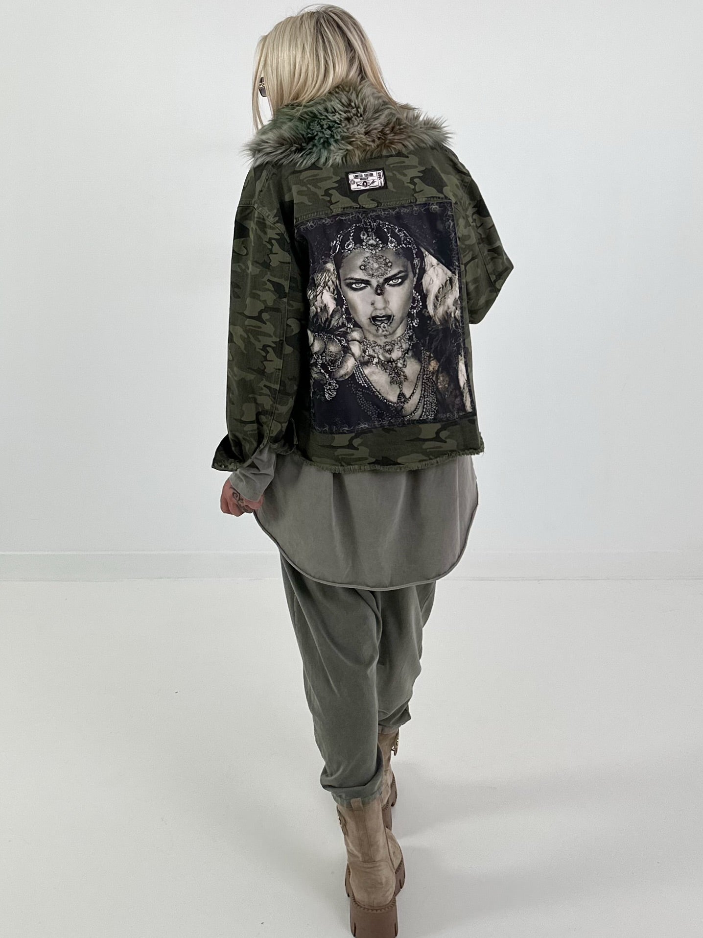 Stylische Jacke mit Fellkragen und großem Rückenpatch - camouflage