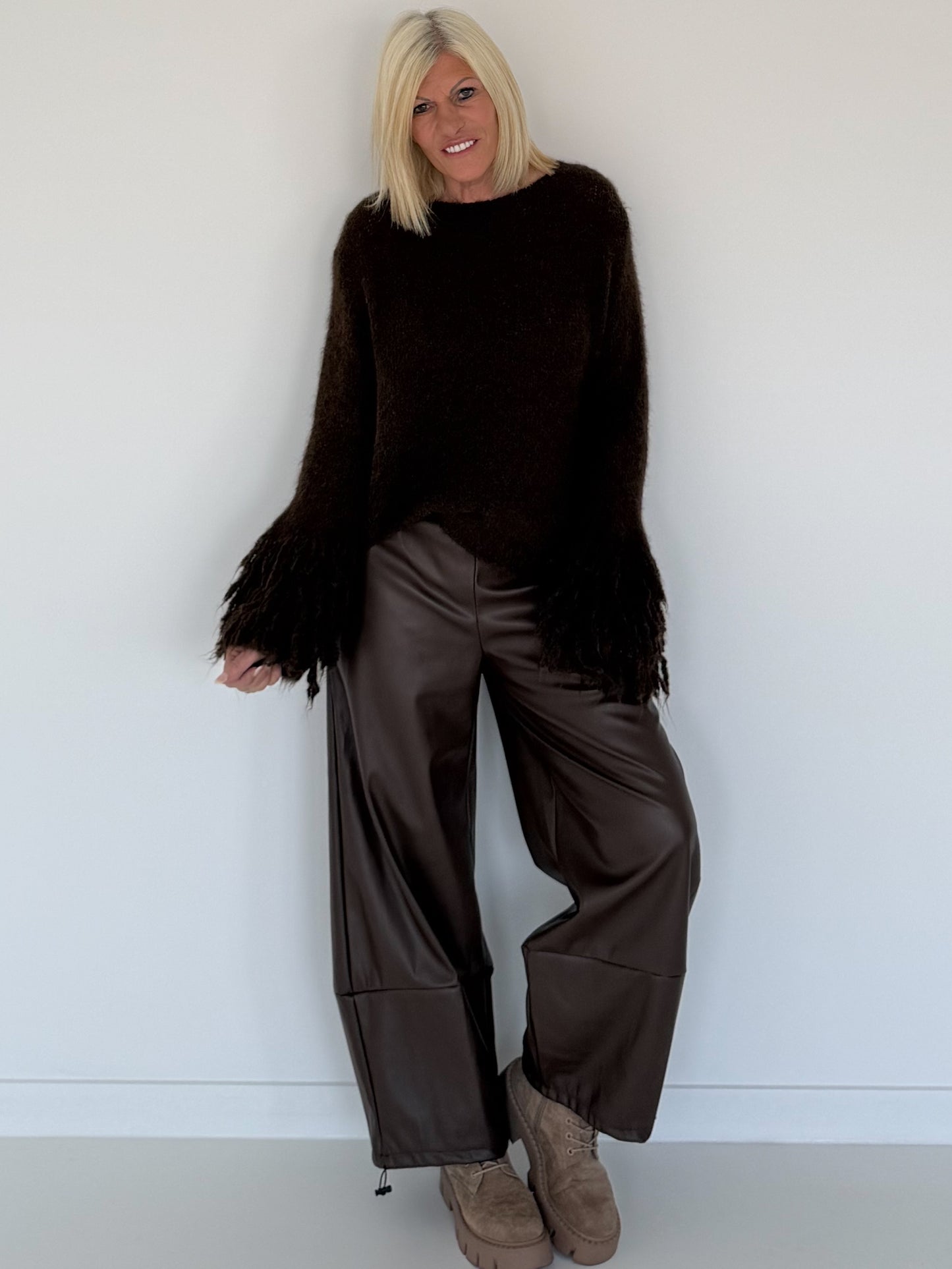 Kuschliger Pullover mit Fransen-Details - mokka