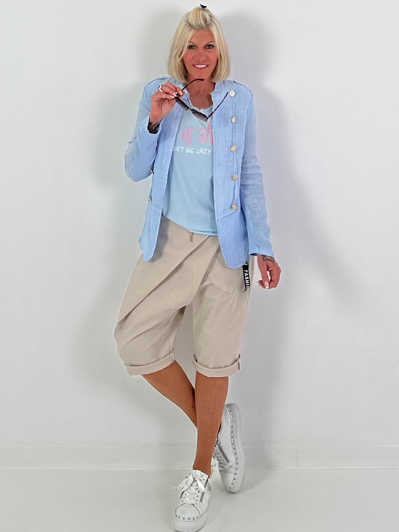 Kurze Baggy mit kleinen Ösen-Details - beige
