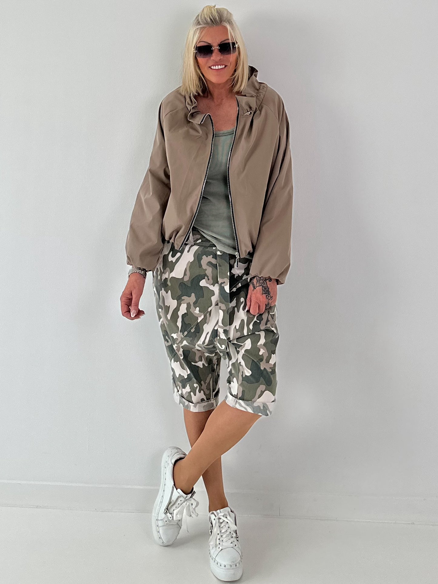 Balloon jacket with sophisticated collar - taupe