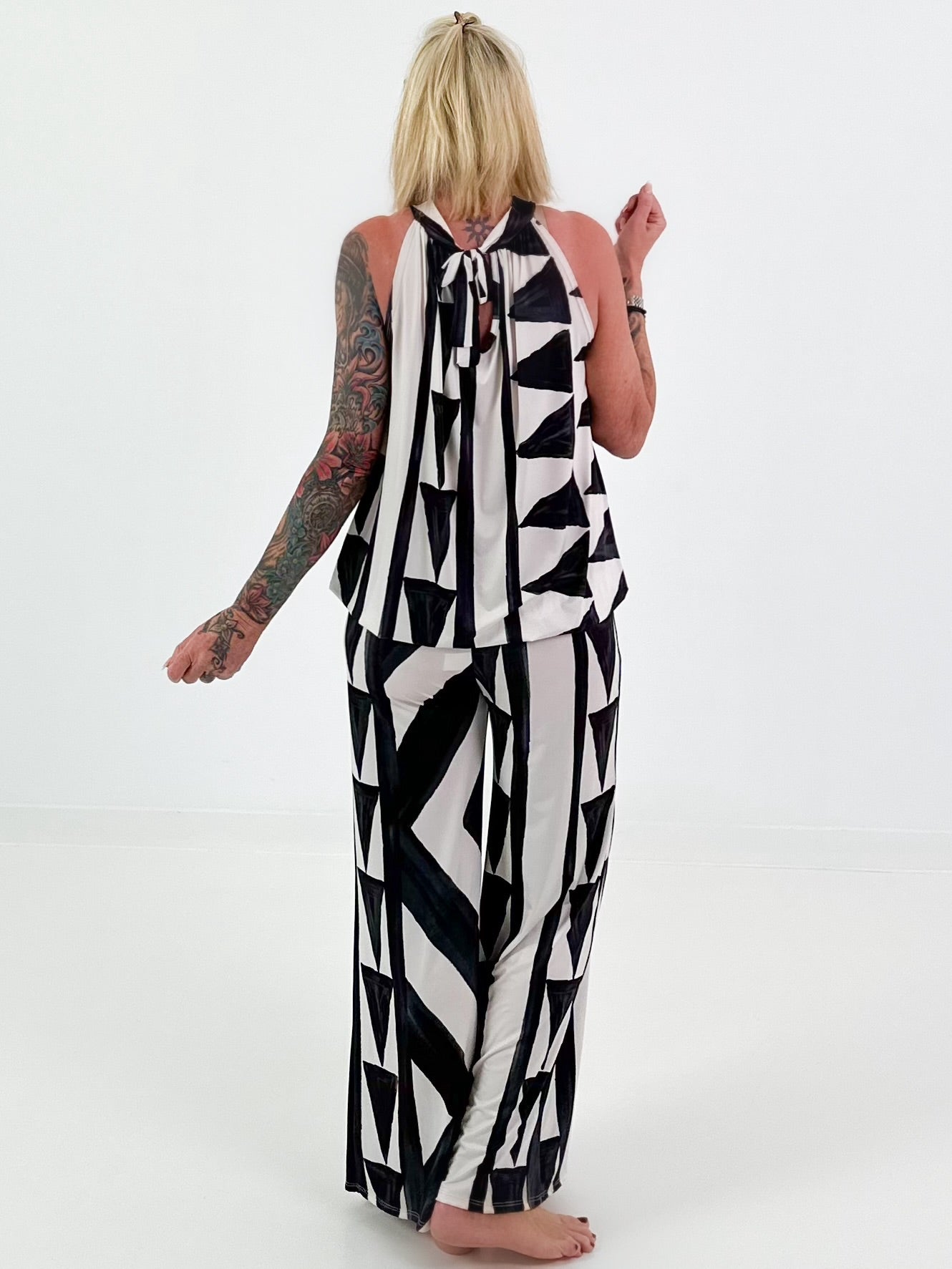 Two-piece outfit with graphic pattern - black and white