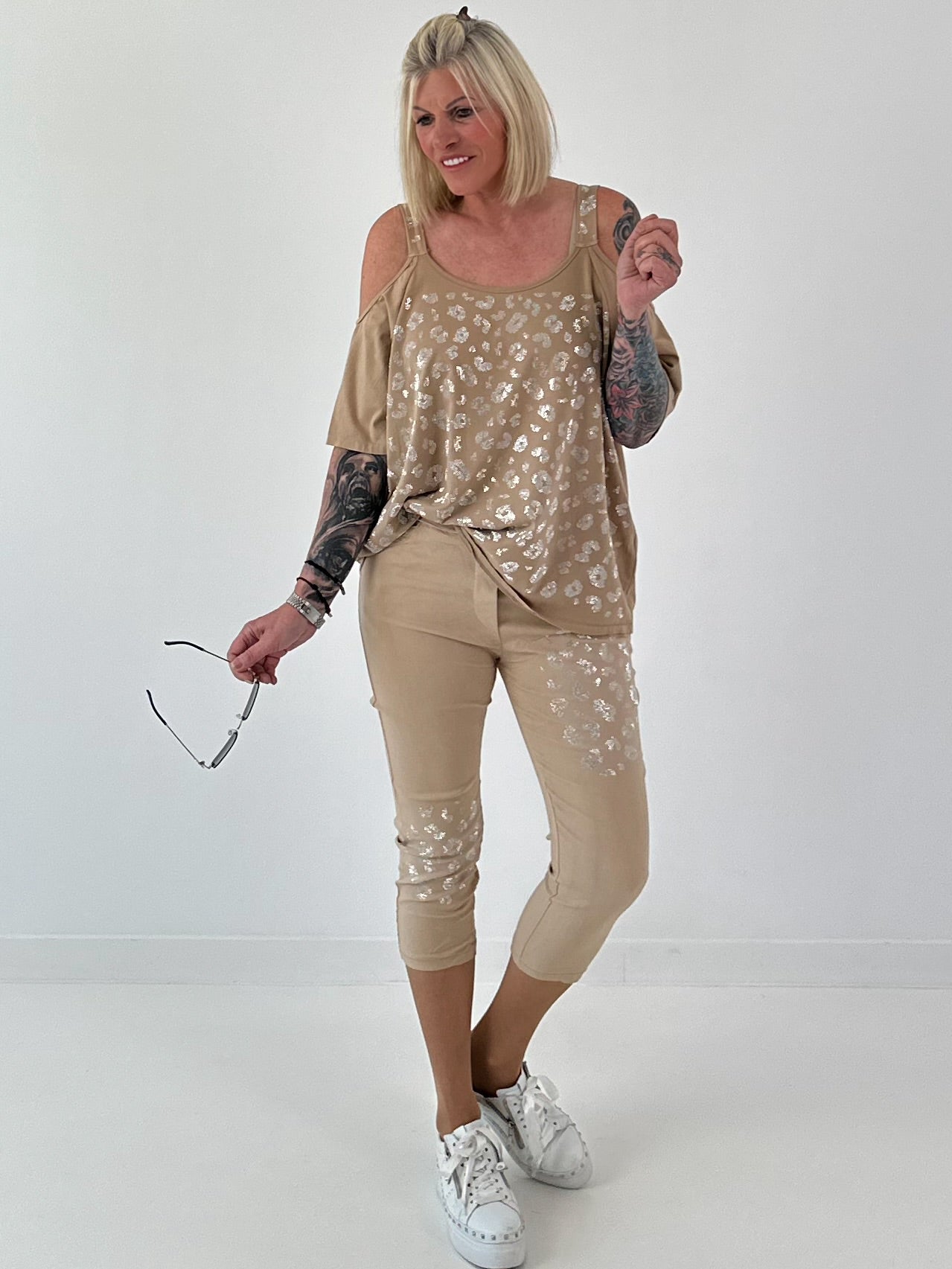 Shirt mit Cold Shoulder und Leo Strass - camel