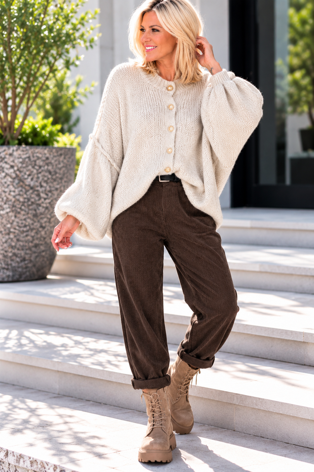 Kuschelige Oversized Strickjacke mit Außennähten - beige