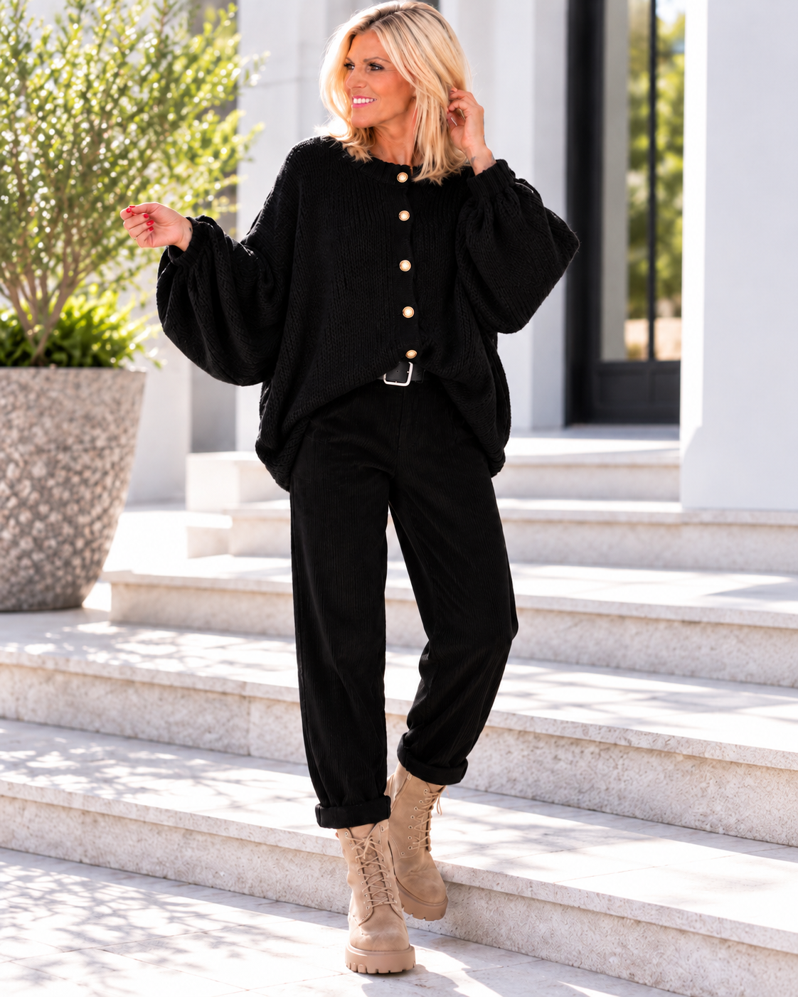 Kuschelige Oversized Strickjacke mit Außennähten - schwarz