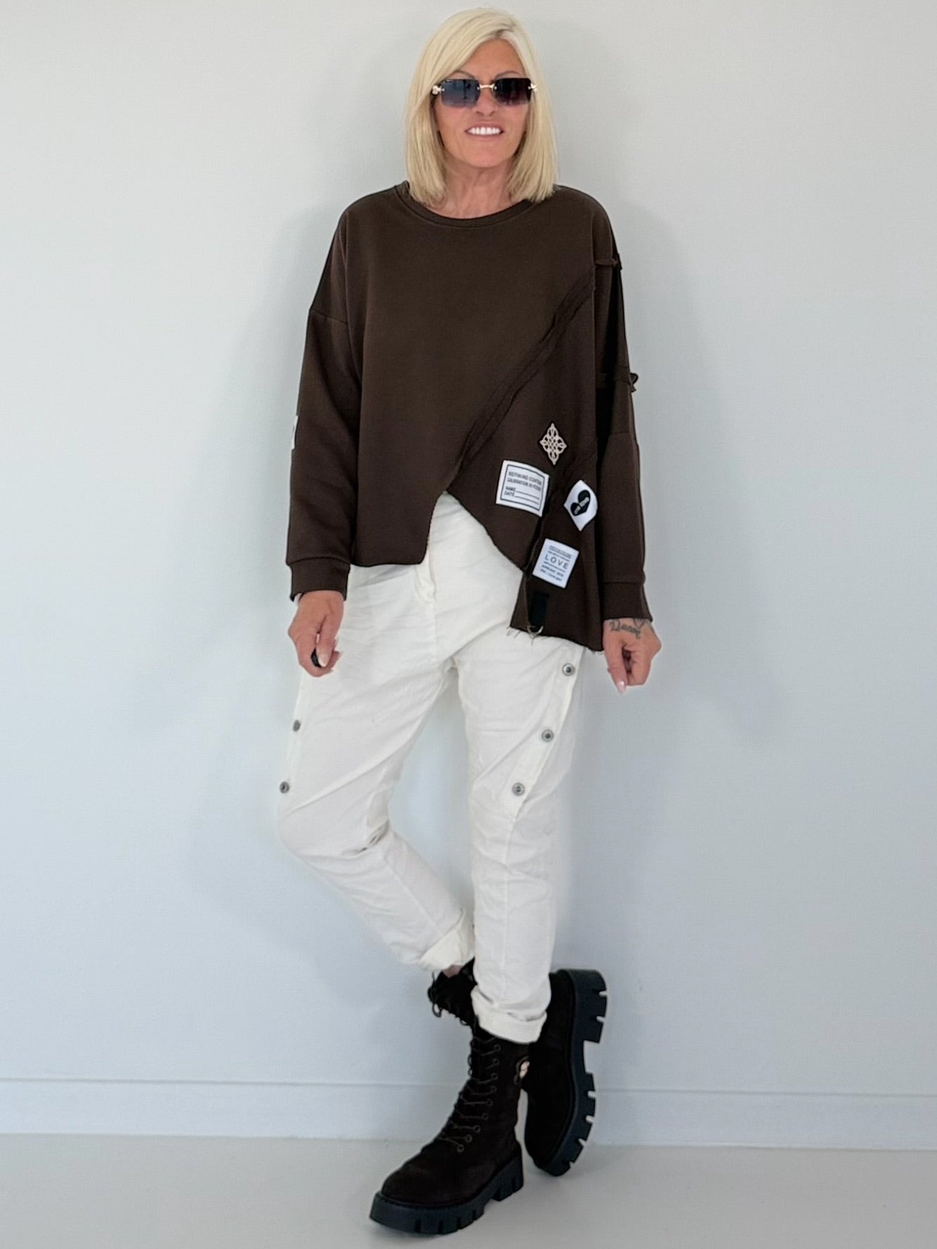 Sweater mit asymmetrischem Schnitt und Patches - mokka