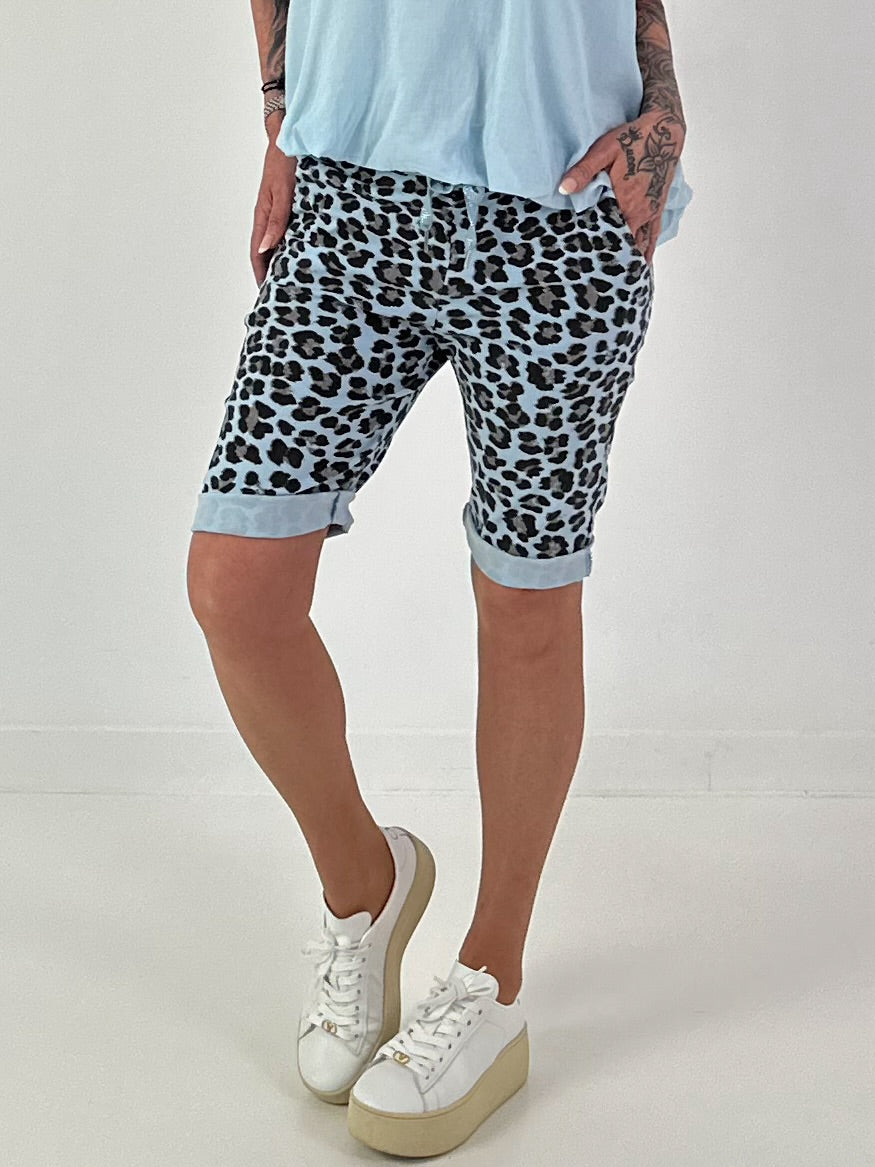Kurze Hose im Leo Look- hellblau