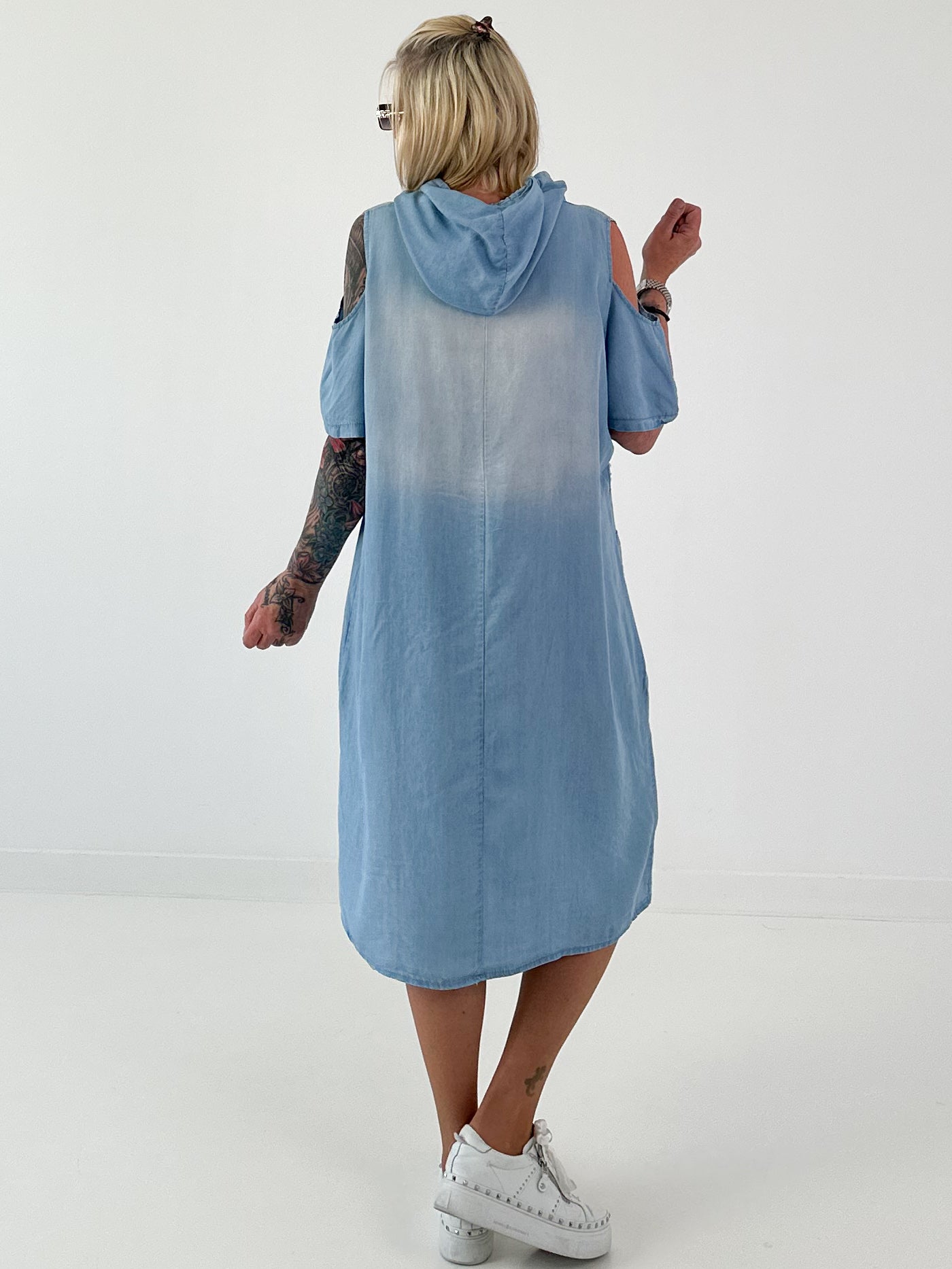 Jeans Kleid mit Kapuze und cold shoulder Details - hellblau