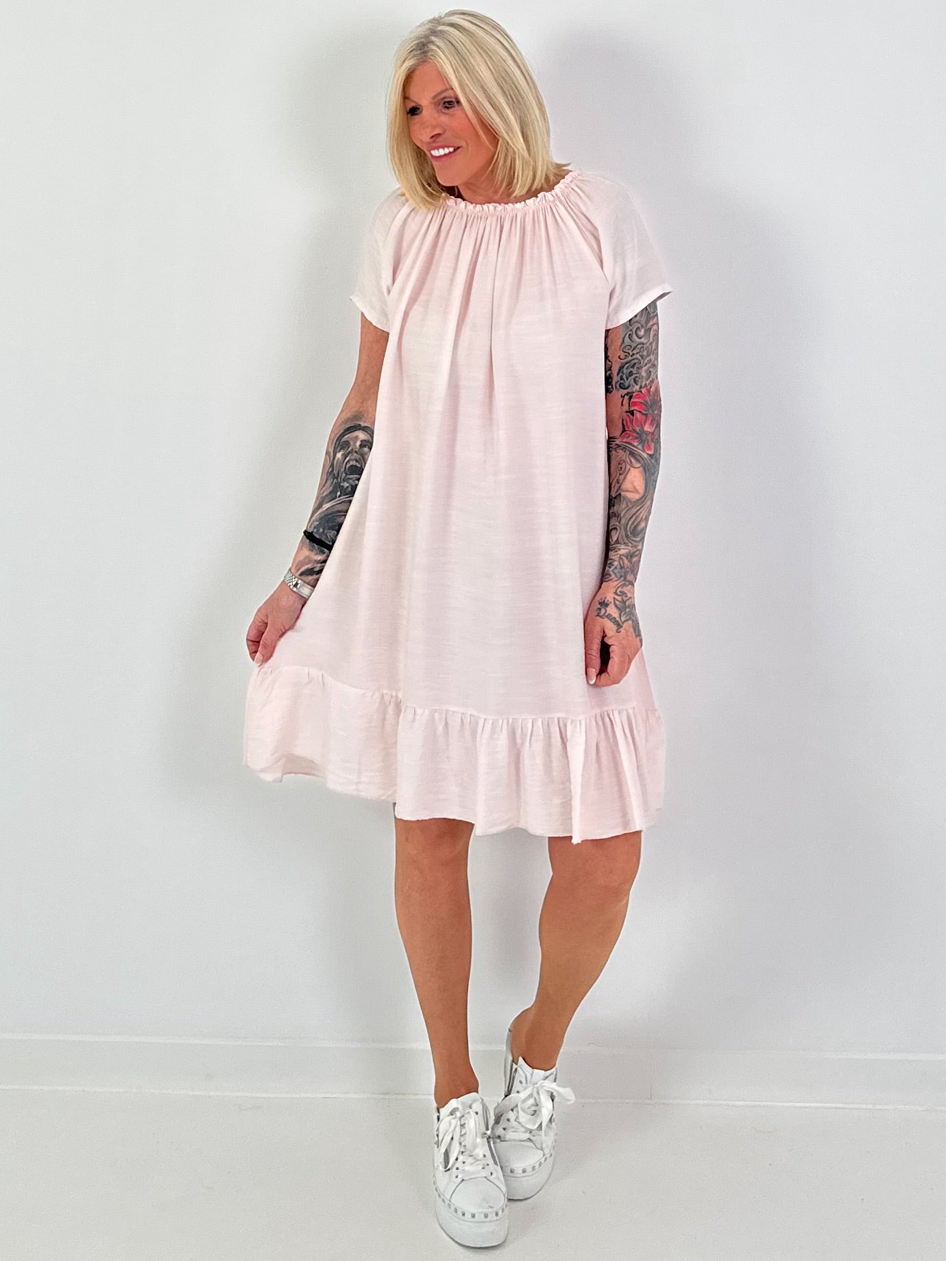 Kleid mit kurzen Ärmeln und Volant - rosa