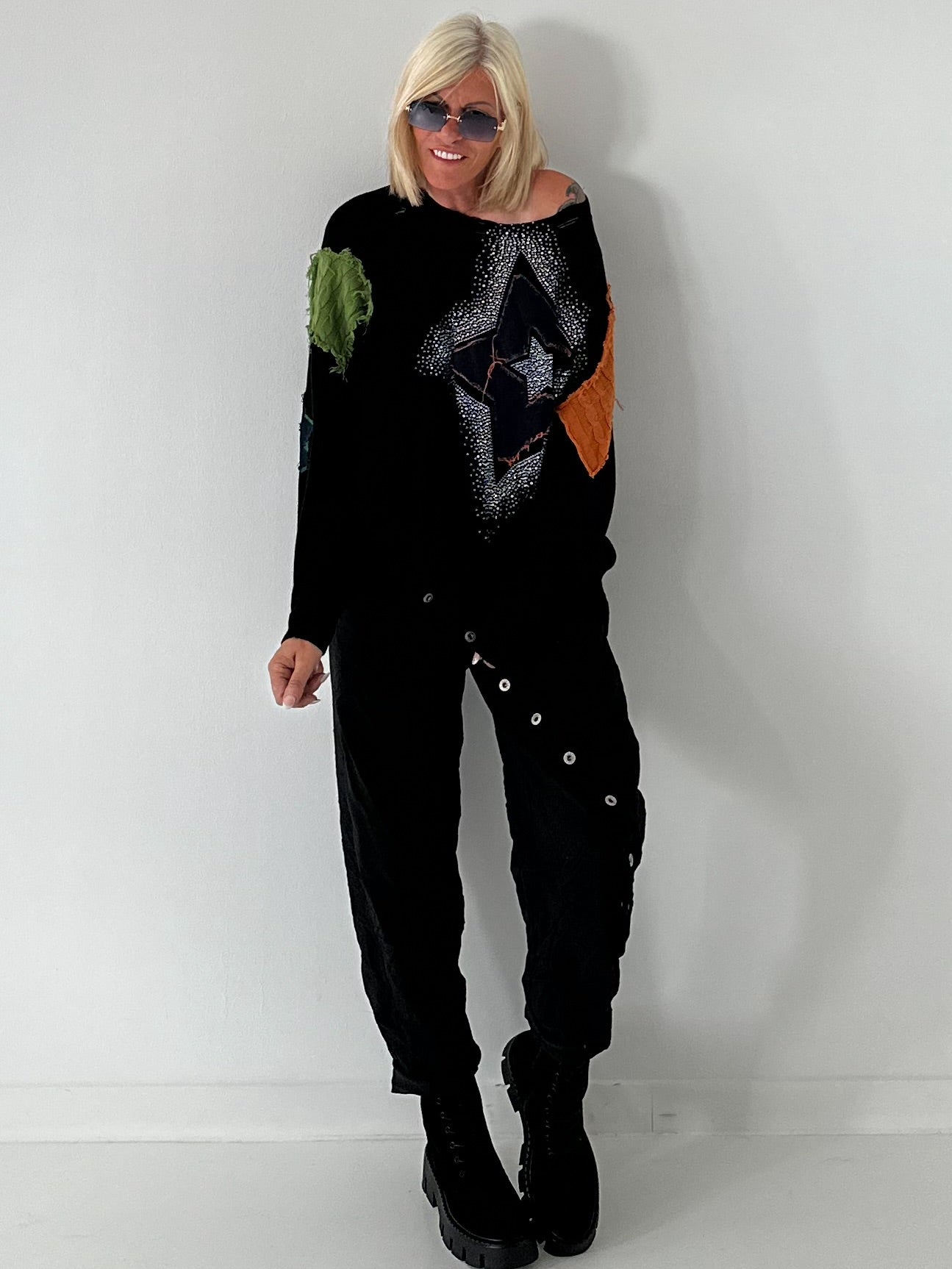 Trendy sweater with many details - black