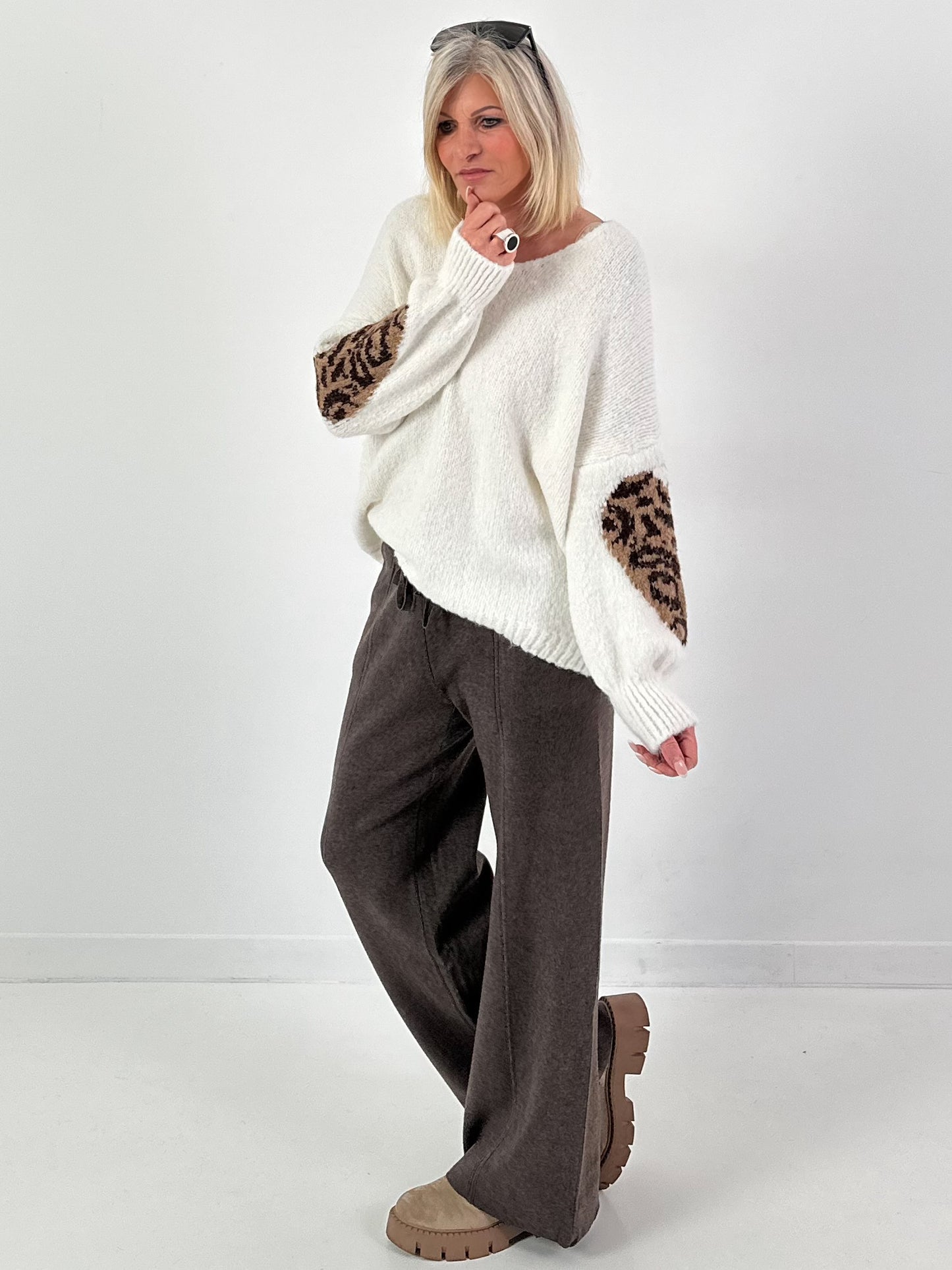 V-hals gebreide trui model "Leo Love" - ​​​​ecru