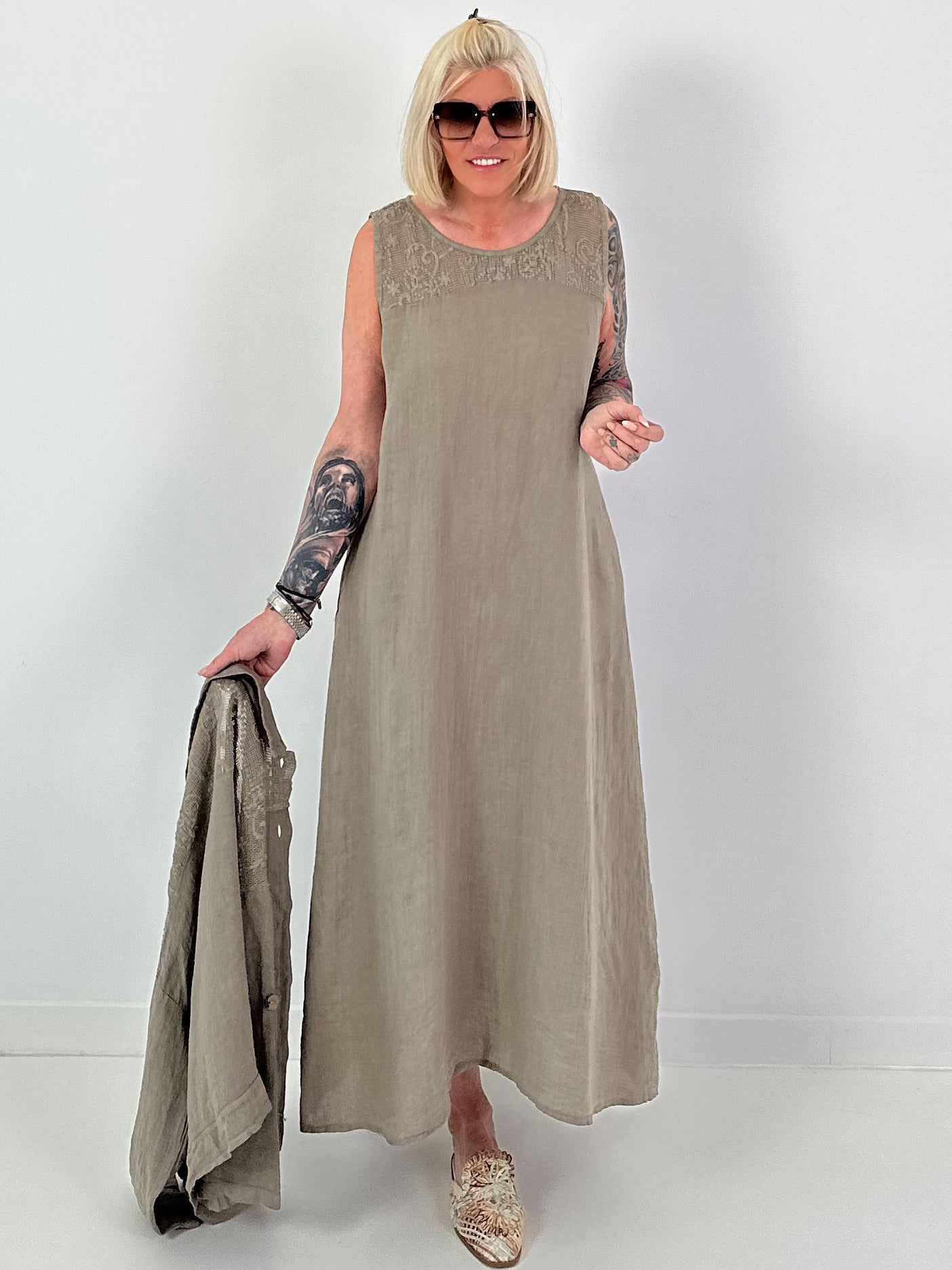 Mouwelose linnen jurk met haakwerk - taupe