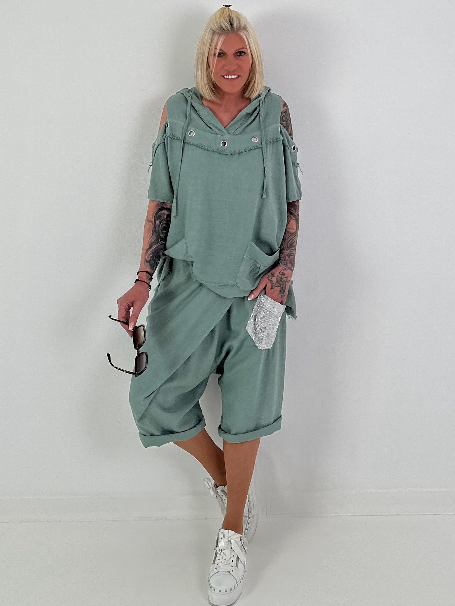 Kurze Leinen Baggy mit Überwurf und Paillettendetails - khaki