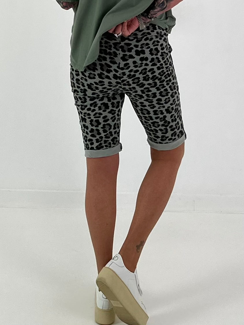 Kurze Hose im Leo Look- khaki