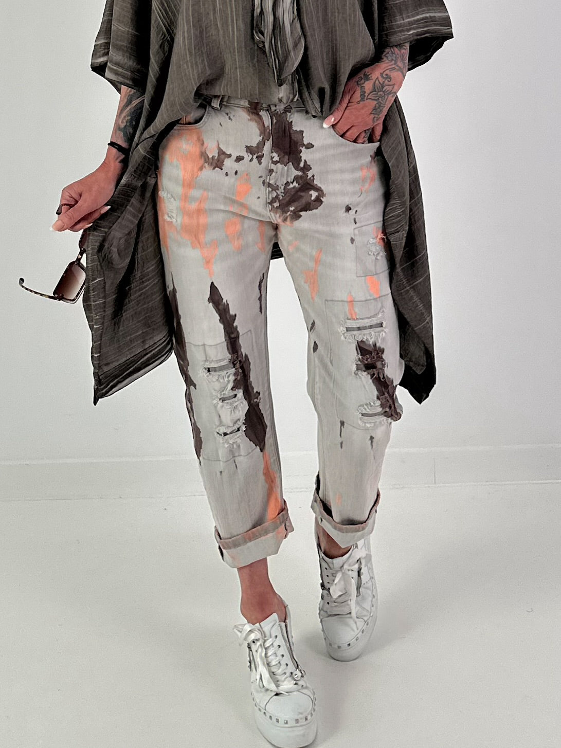 Jeans mit Batikmuster - grau-neonorange-dunkelbraun