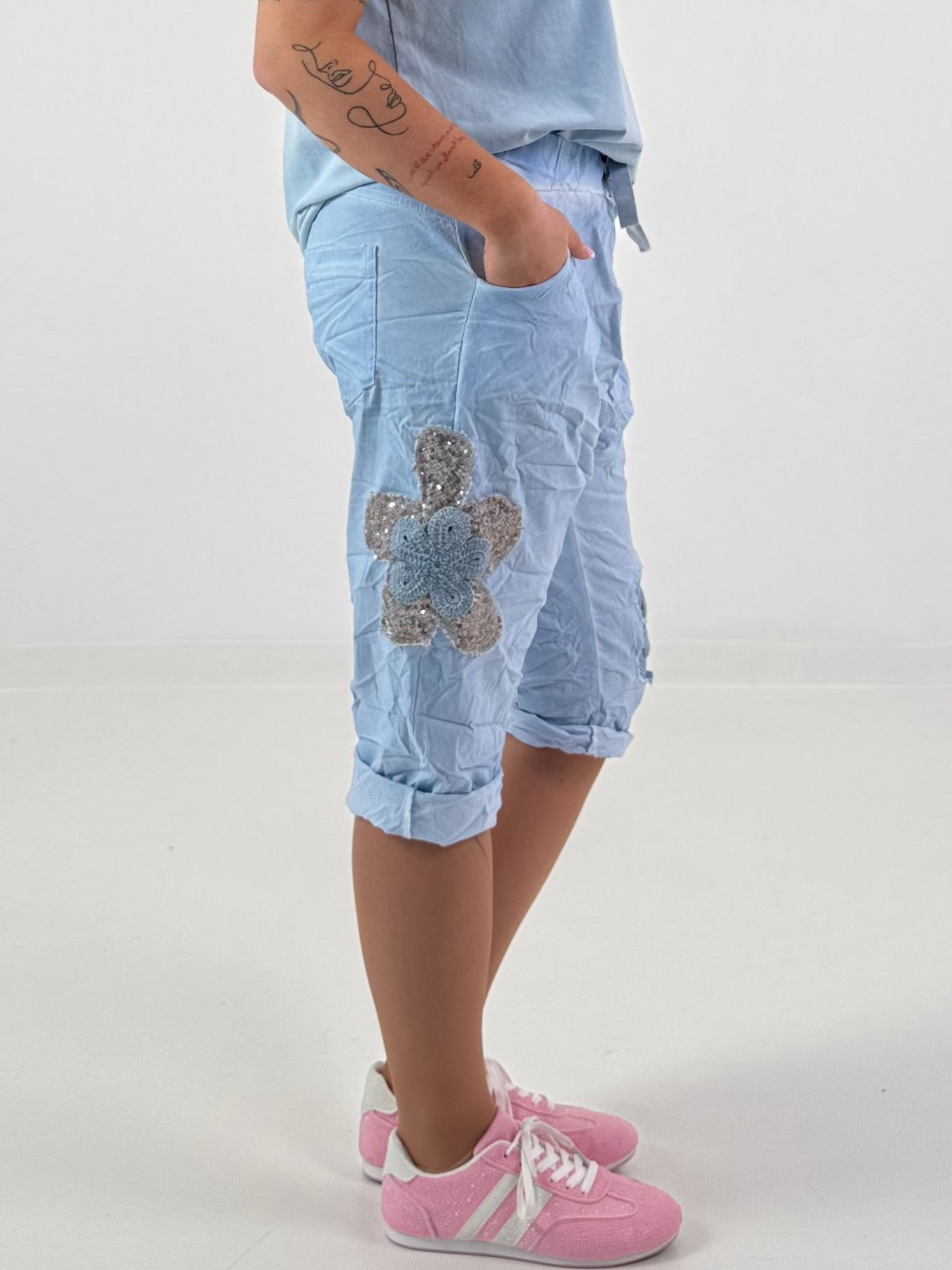 Short Baggy Shorts with Crocheted Flowers and Sequins - Light Blue