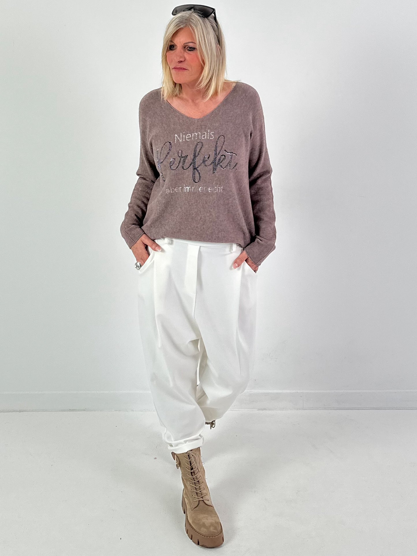 V-hals trui, model "Always Authentic" - taupe