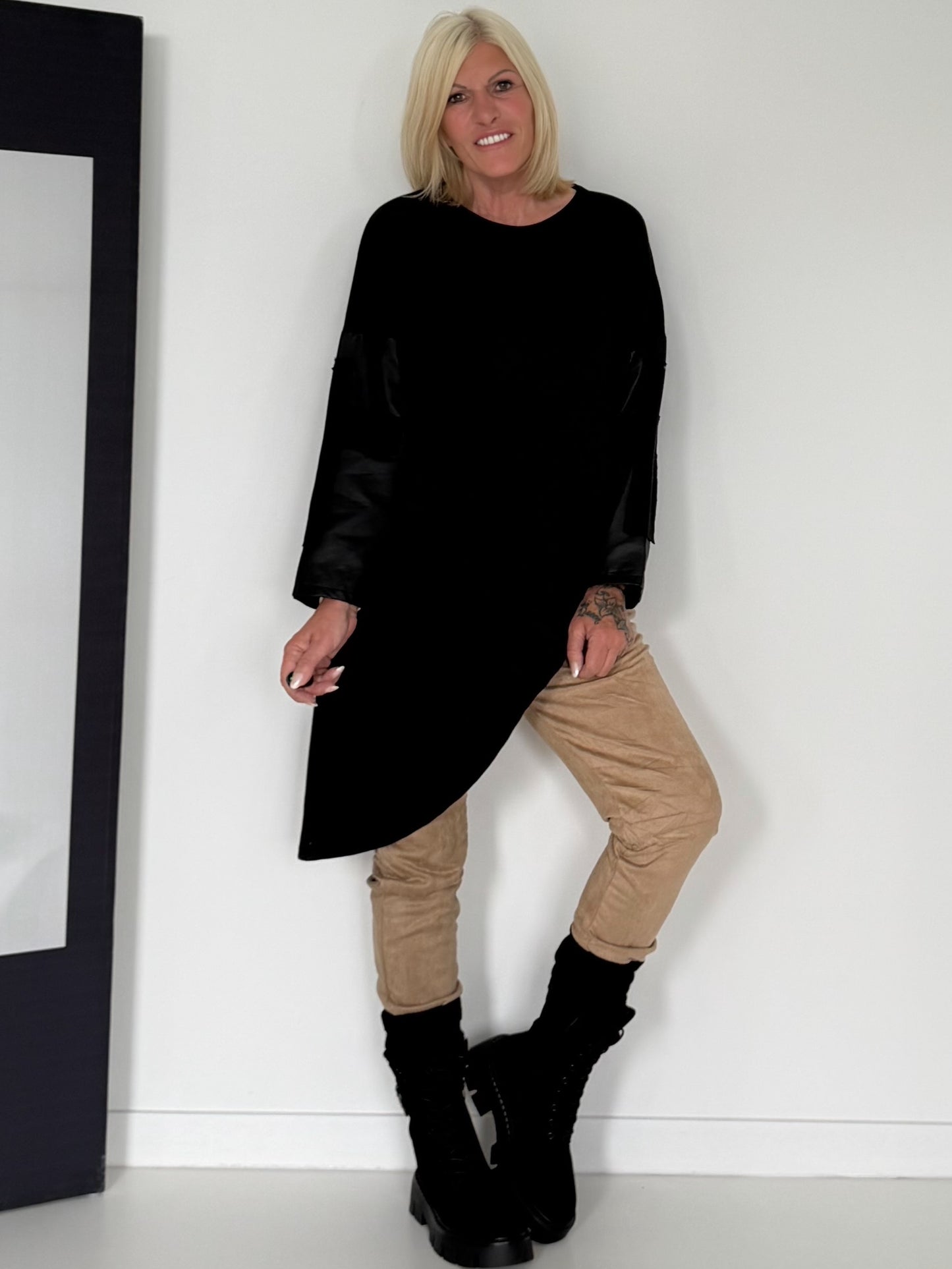 Asymmetrischer Sweater mit Kreuz- und Lederoptik-Details - schwarz