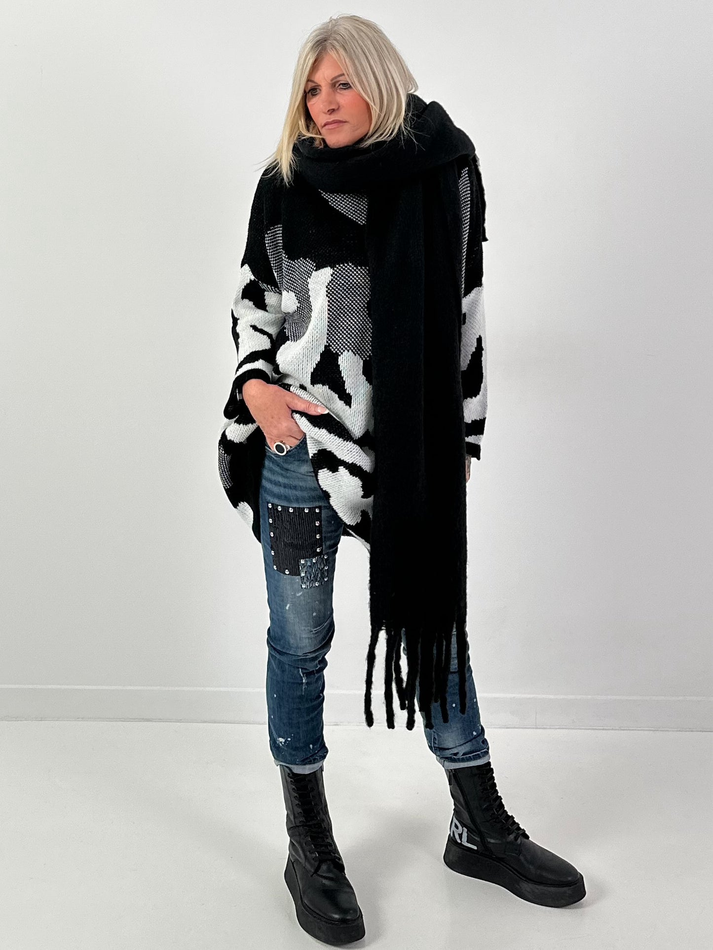 Sjaal met franjes, model "Fleur de Charme" - zwart