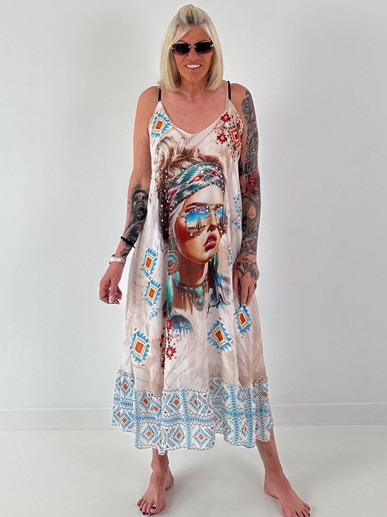 Luftiges Kleid mit verstellbaren Trägern - weiss-beige-mehrfarbig