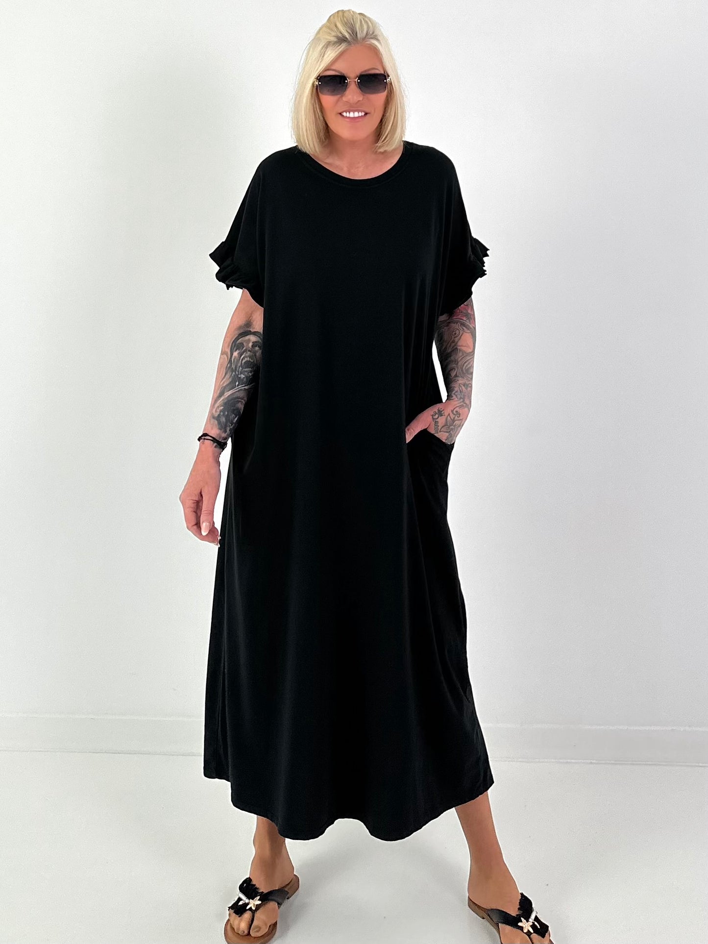 Long dress with short ruffled sleeves - black