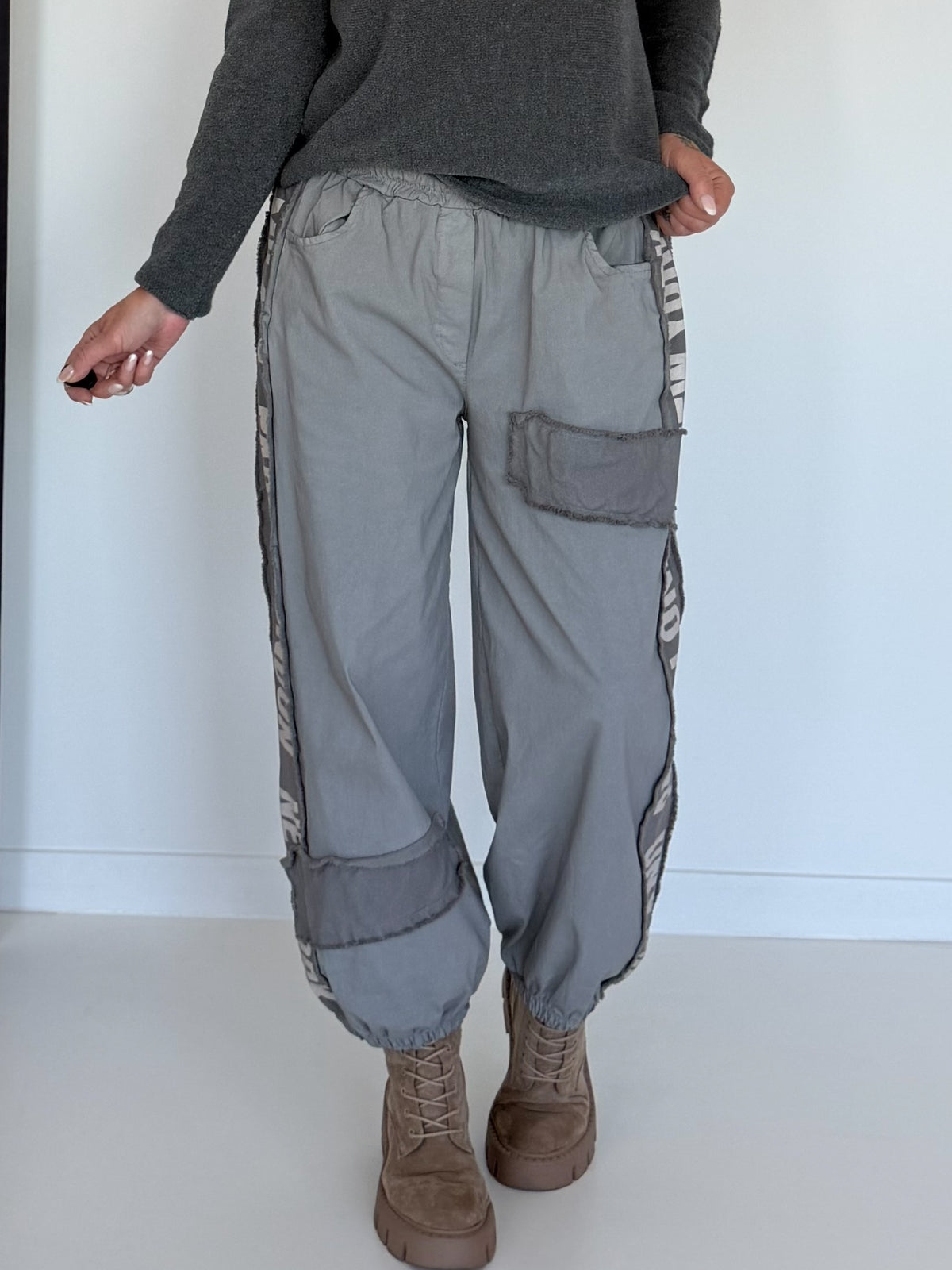 Hose mit City-Statement-Print - grau