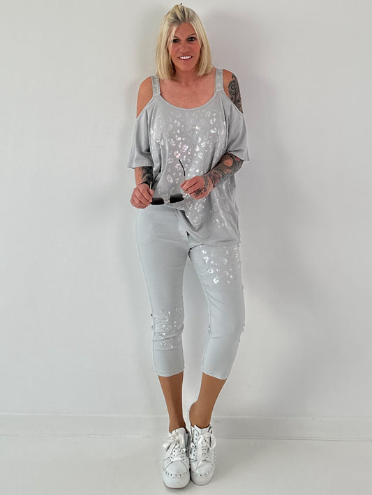 Shirt mit Cold Shoulder und Leo Strass - hellgrau