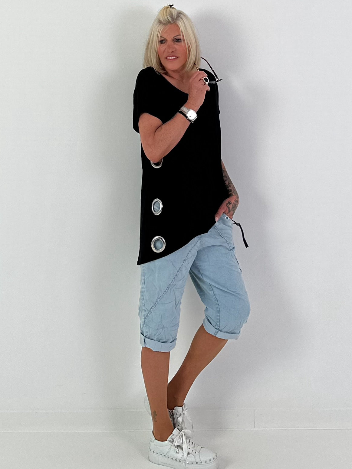T-Shirt with side eyelets - black