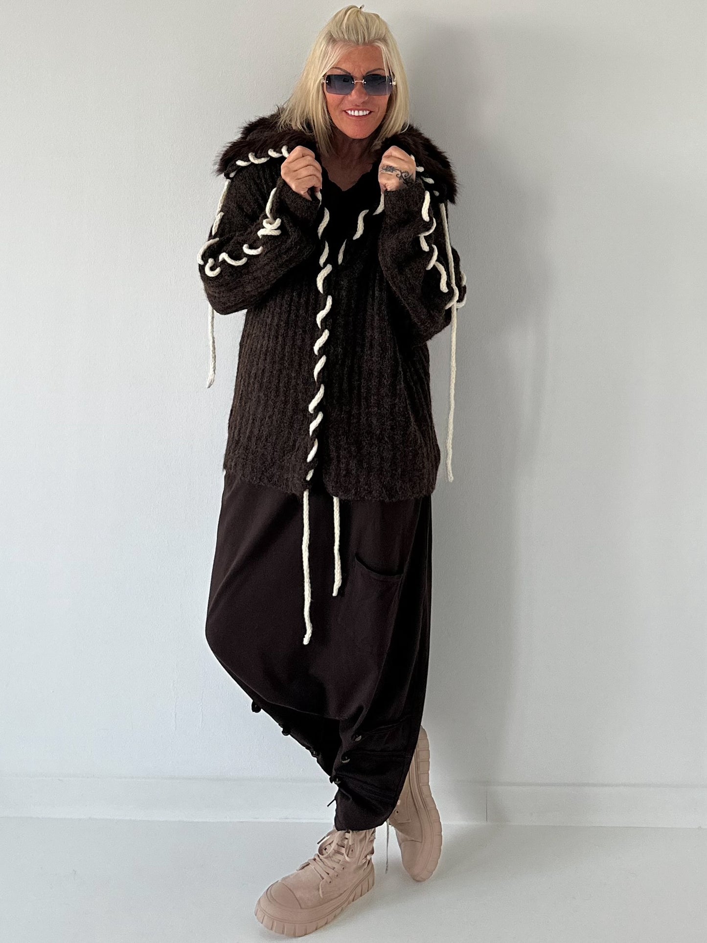 Cuddly knit cardigan with XXL fur collar - mocha