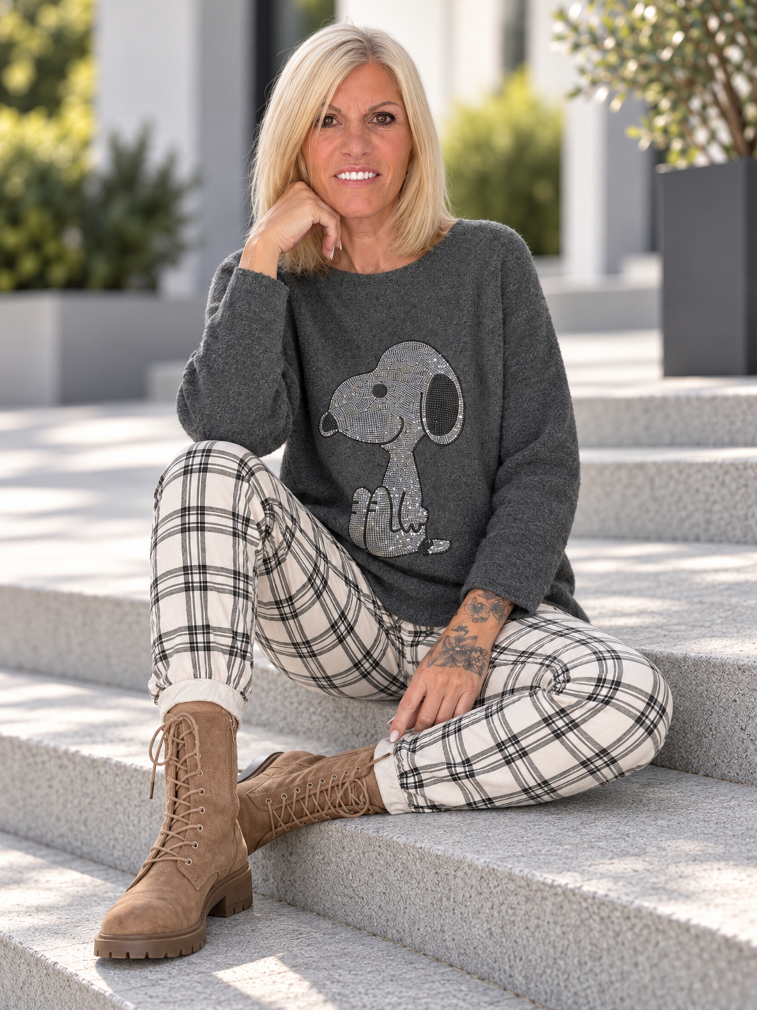 Pullover mit Strass-Cartoon-Motiv - anthrazit