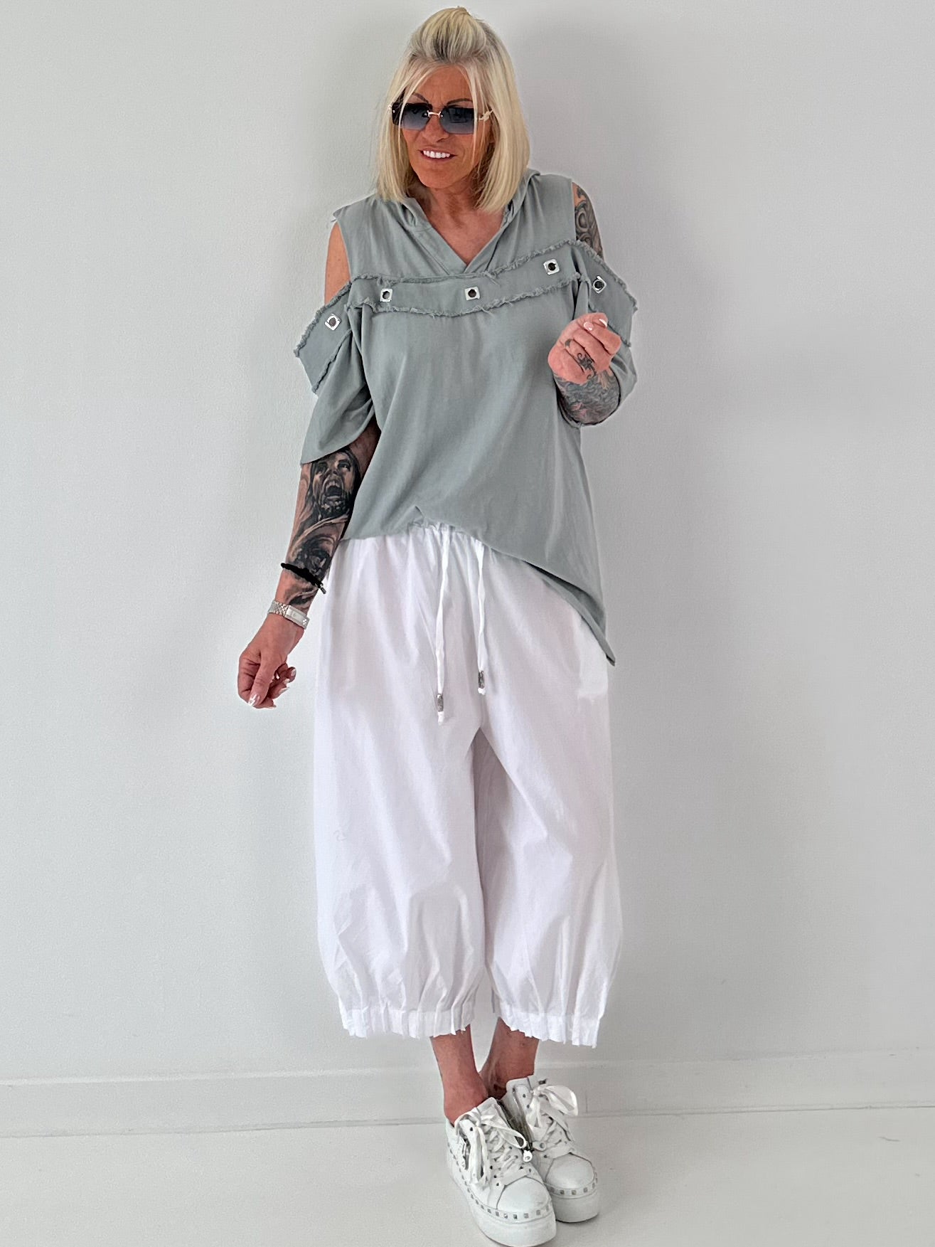 Hoodie Shirt mit Cut Out Shoulder - grau