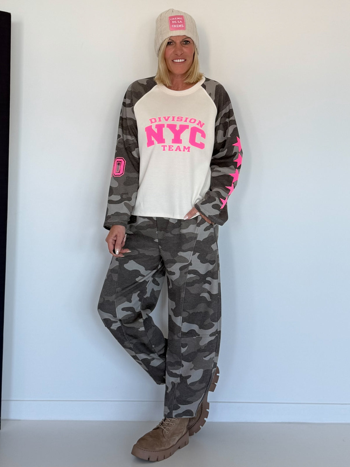 Sweater with camouflage sleeves and 3D print - beige-taupe-multicolored